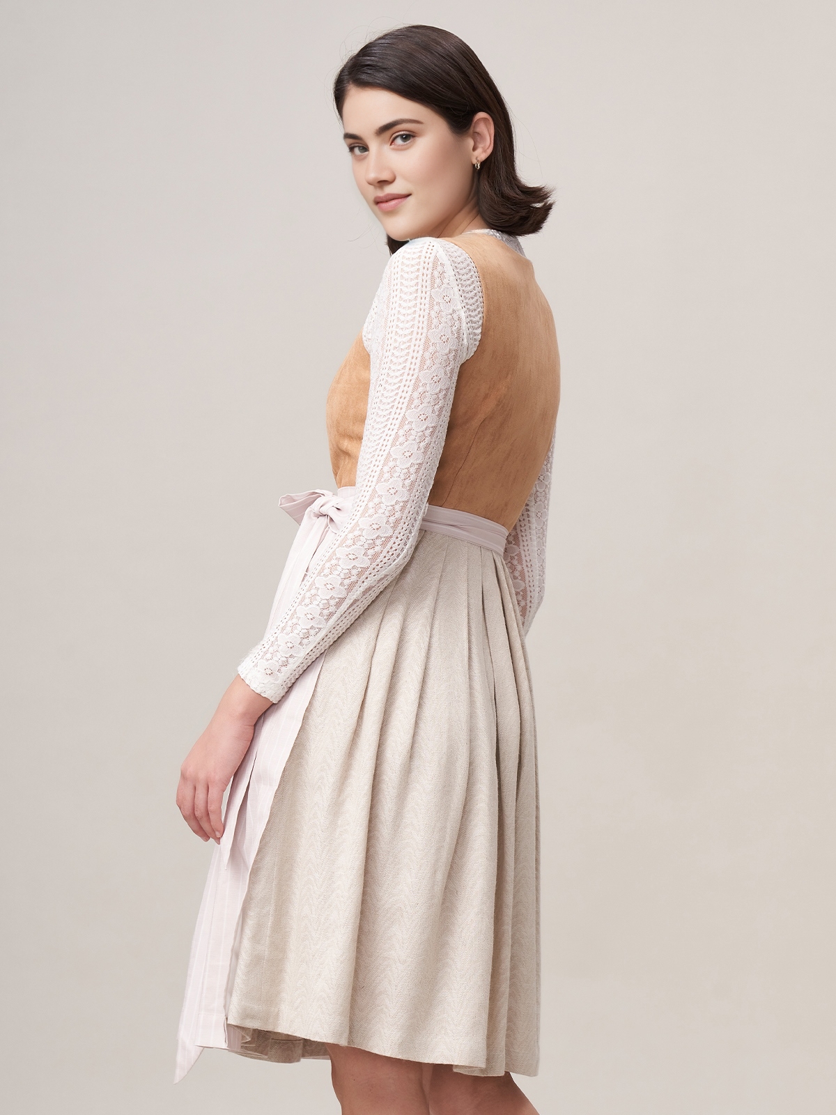Modernes Dirndl in Braun