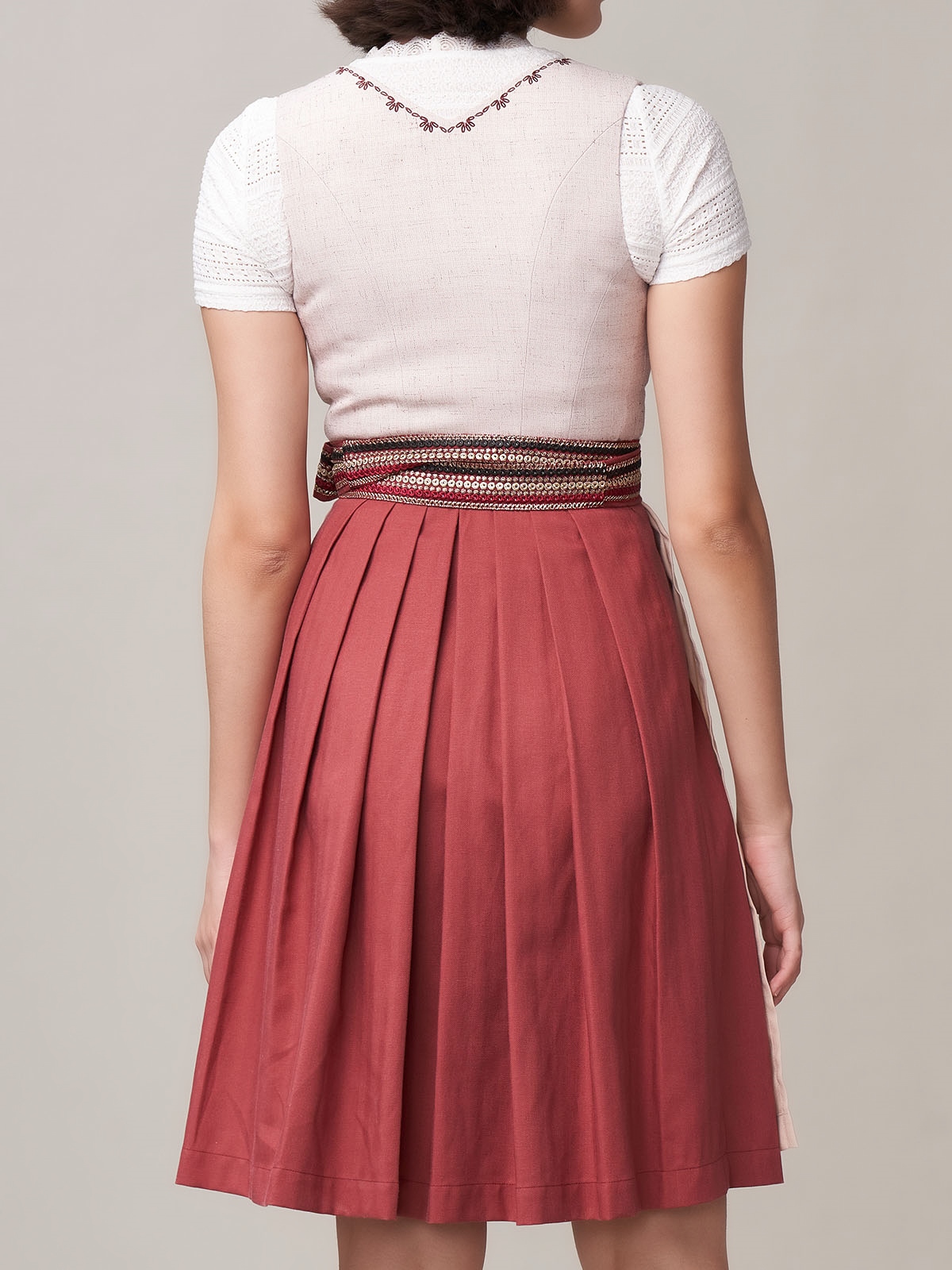 Modernes Dirndl in Rosa