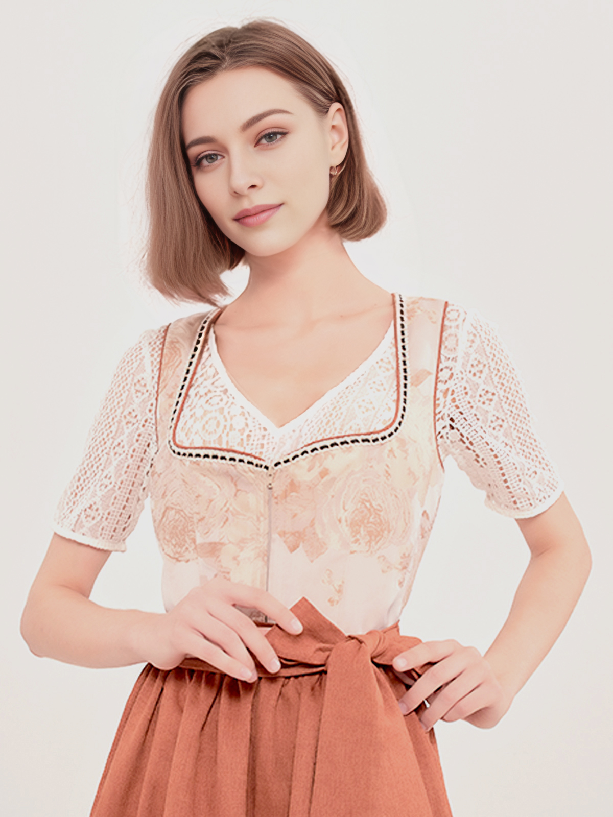 Dirndl mit V-Ausschnitt in Braun