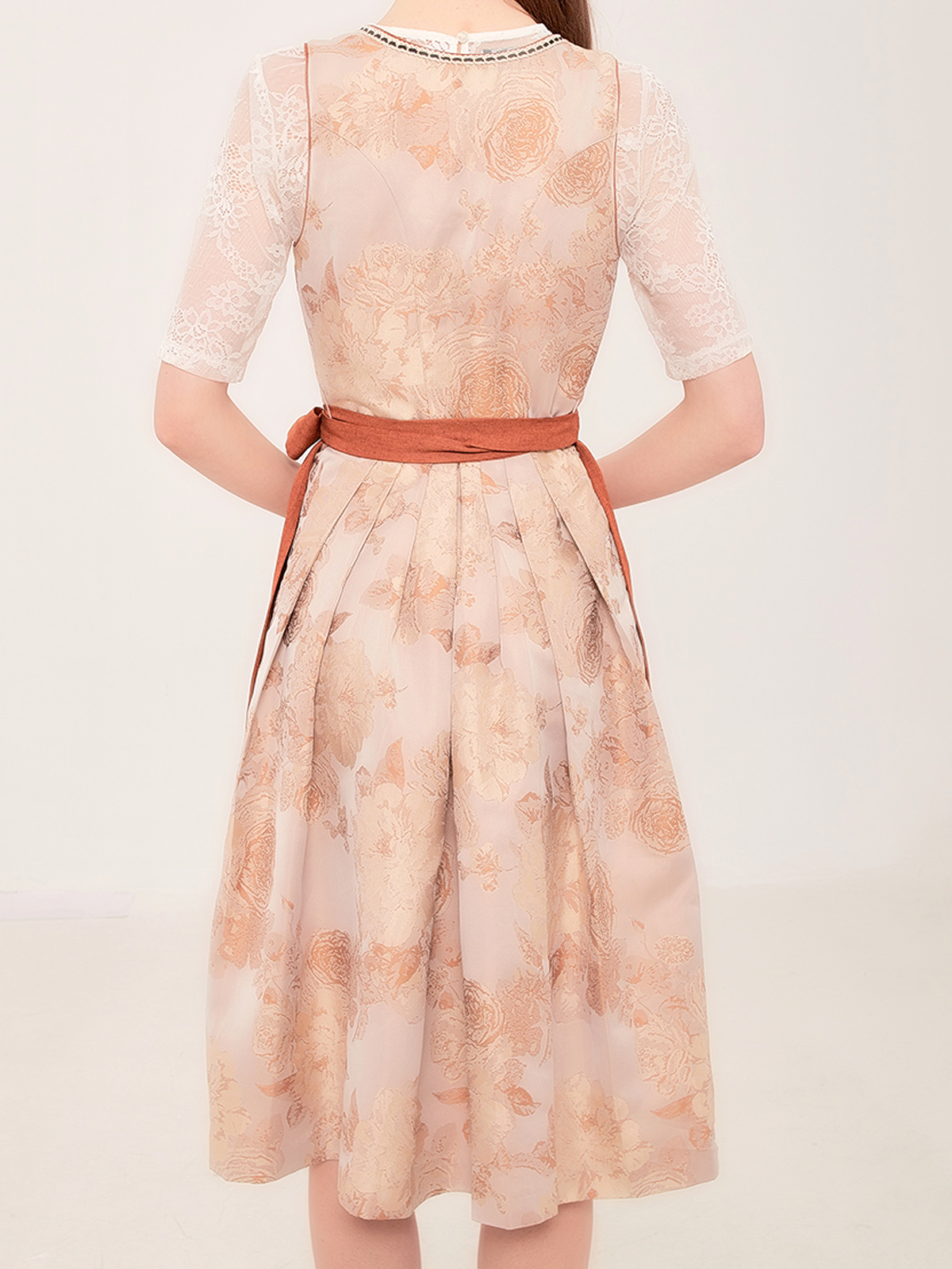 Moderne Dirndlbluse in Braun