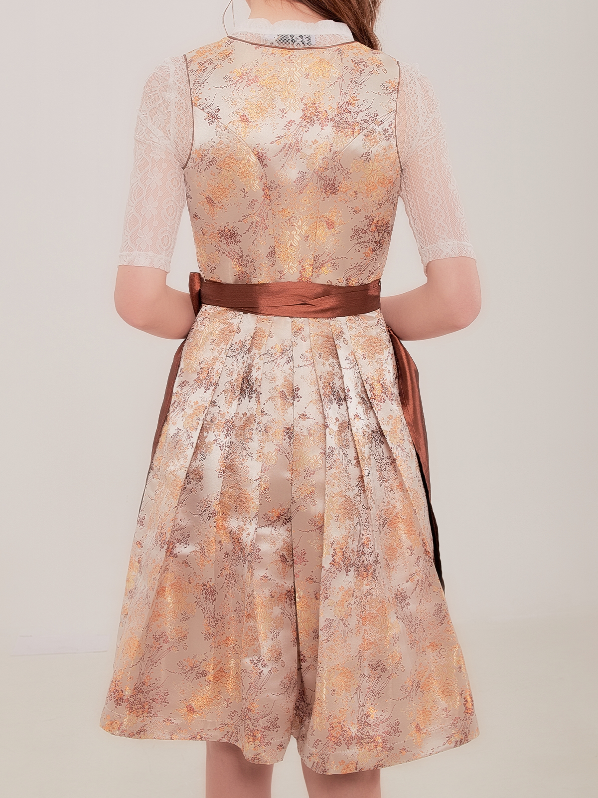 Modernes gelbes Dirndl mit floralen Details