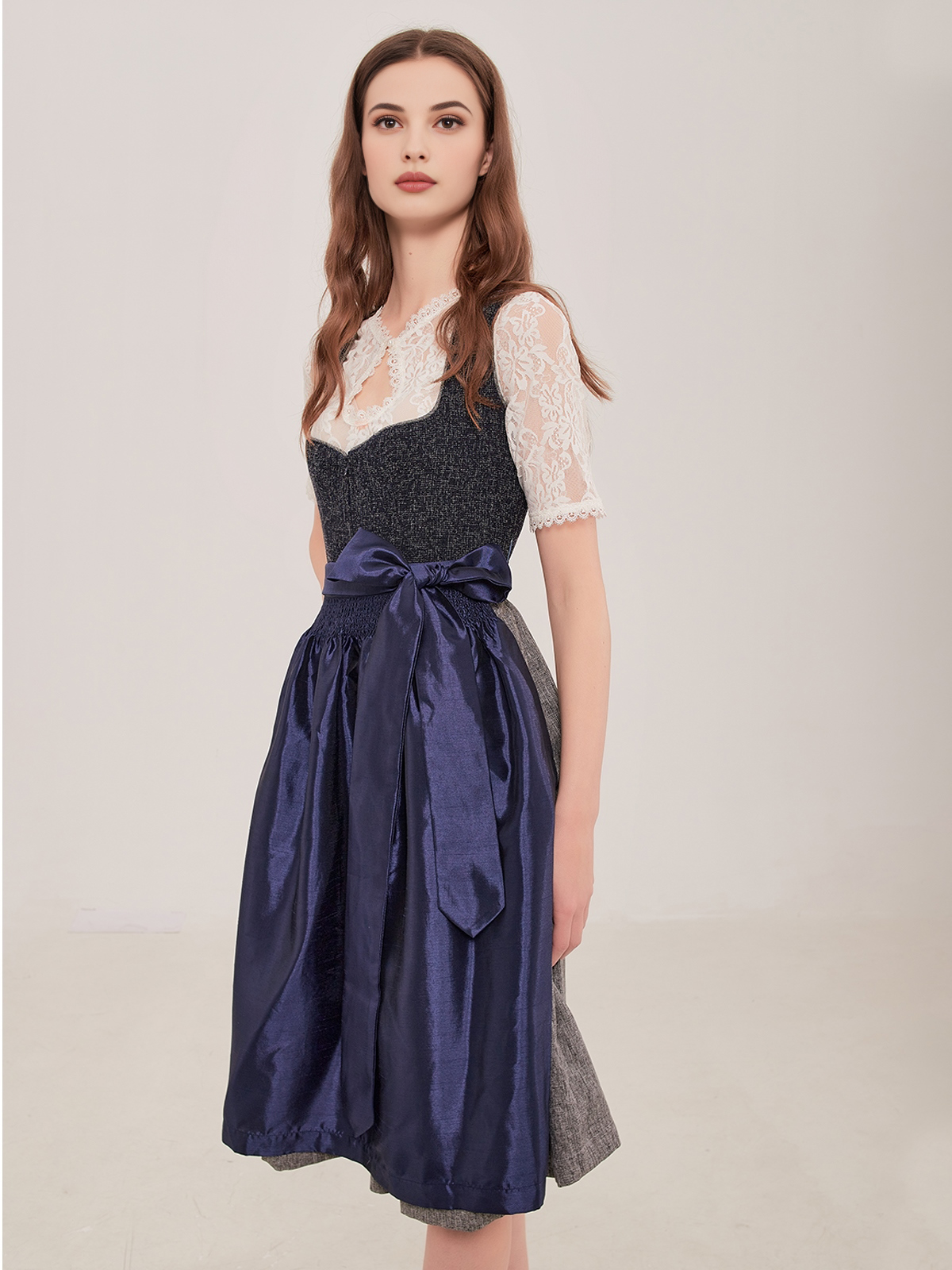Traditionelles blaues Dirndl mit floralen Motiven