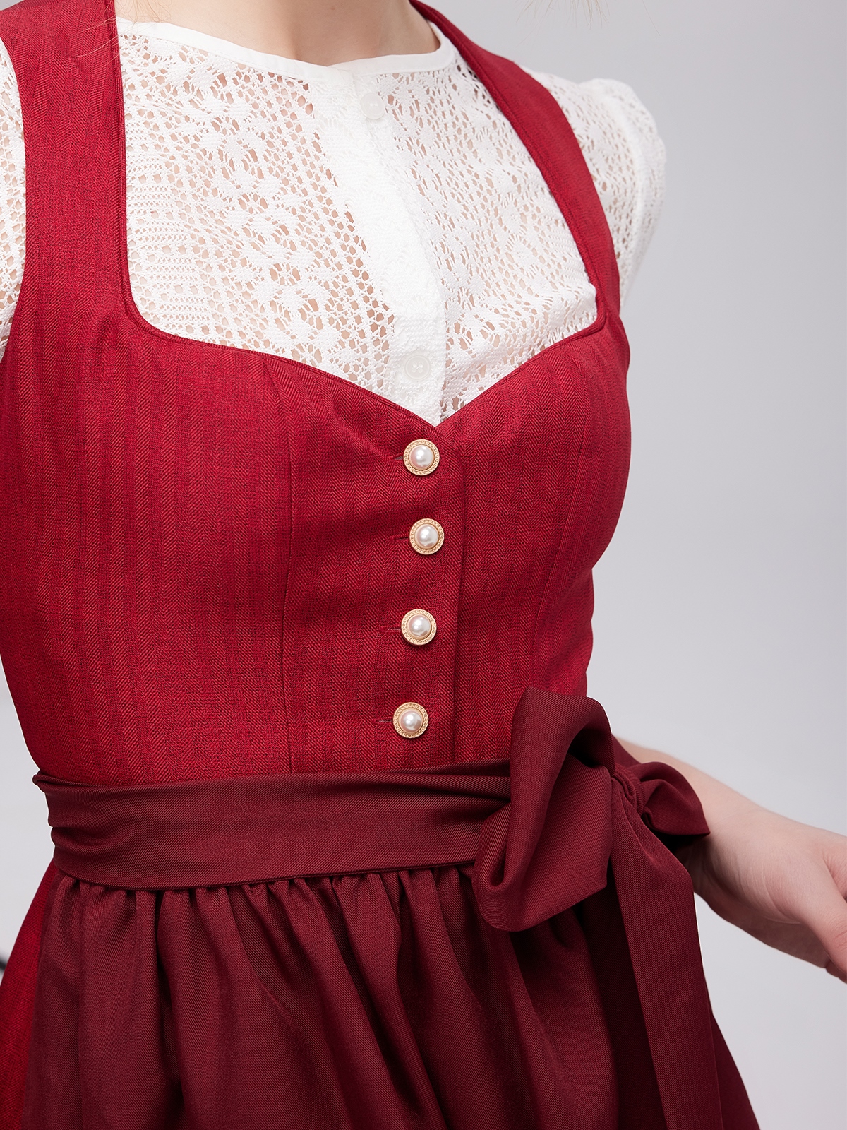 Modernes braunes Dirndl mit eleganter Silhouette