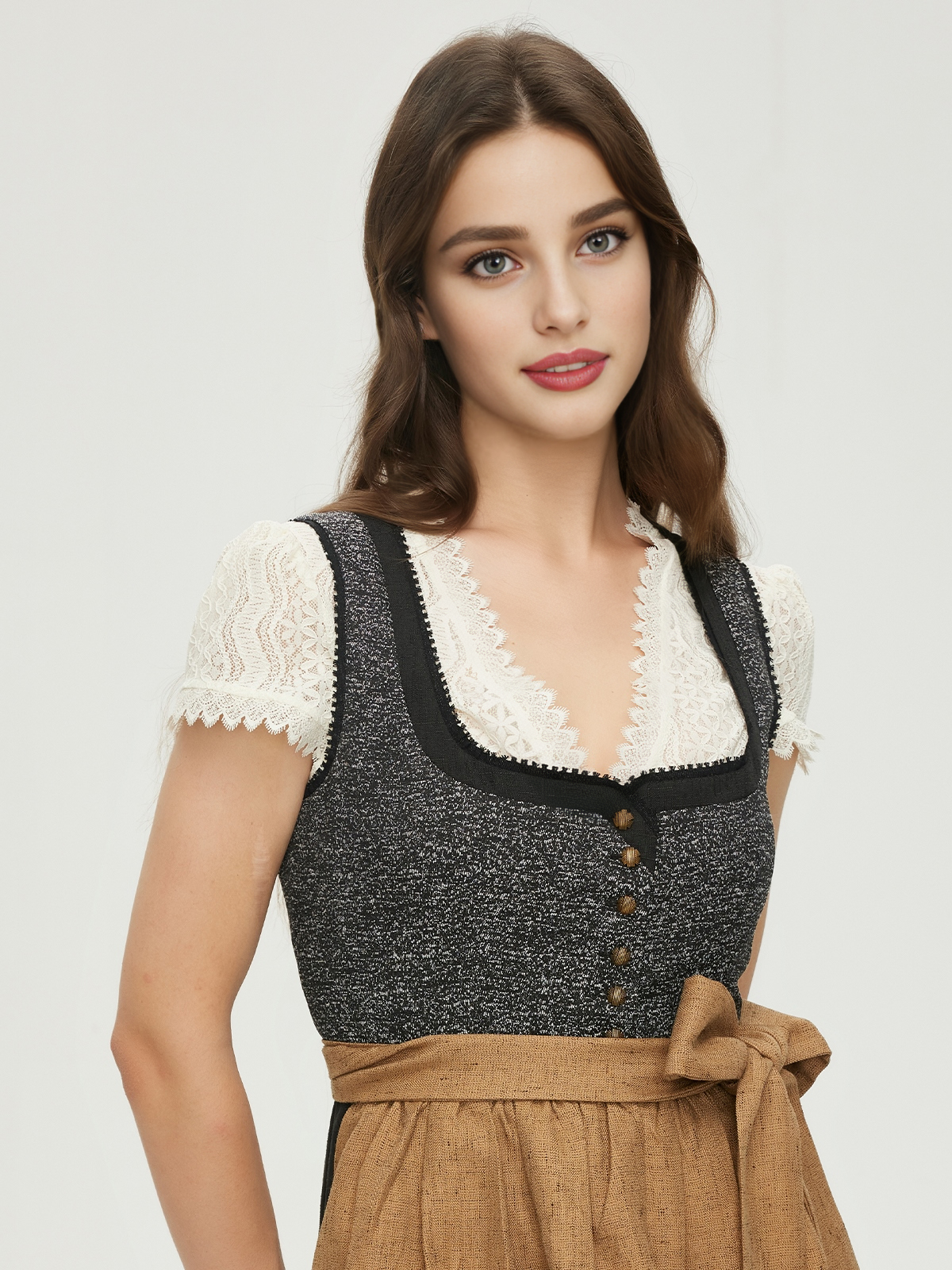 Modernes Dirndl in Schwarz – perfekt für den urbanen Look
