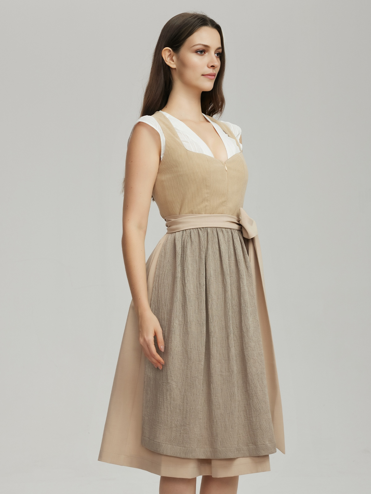 Rotes Dirndl mit traditioneller Stickerei