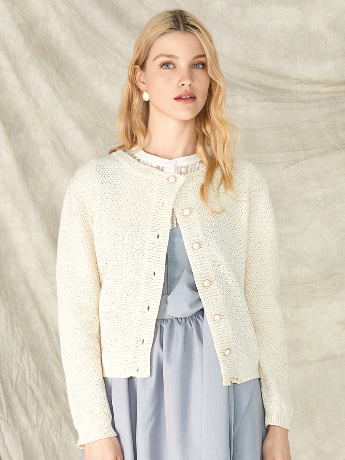 Traditionelle Dirndlbluse mit Spitzenverzierungen
