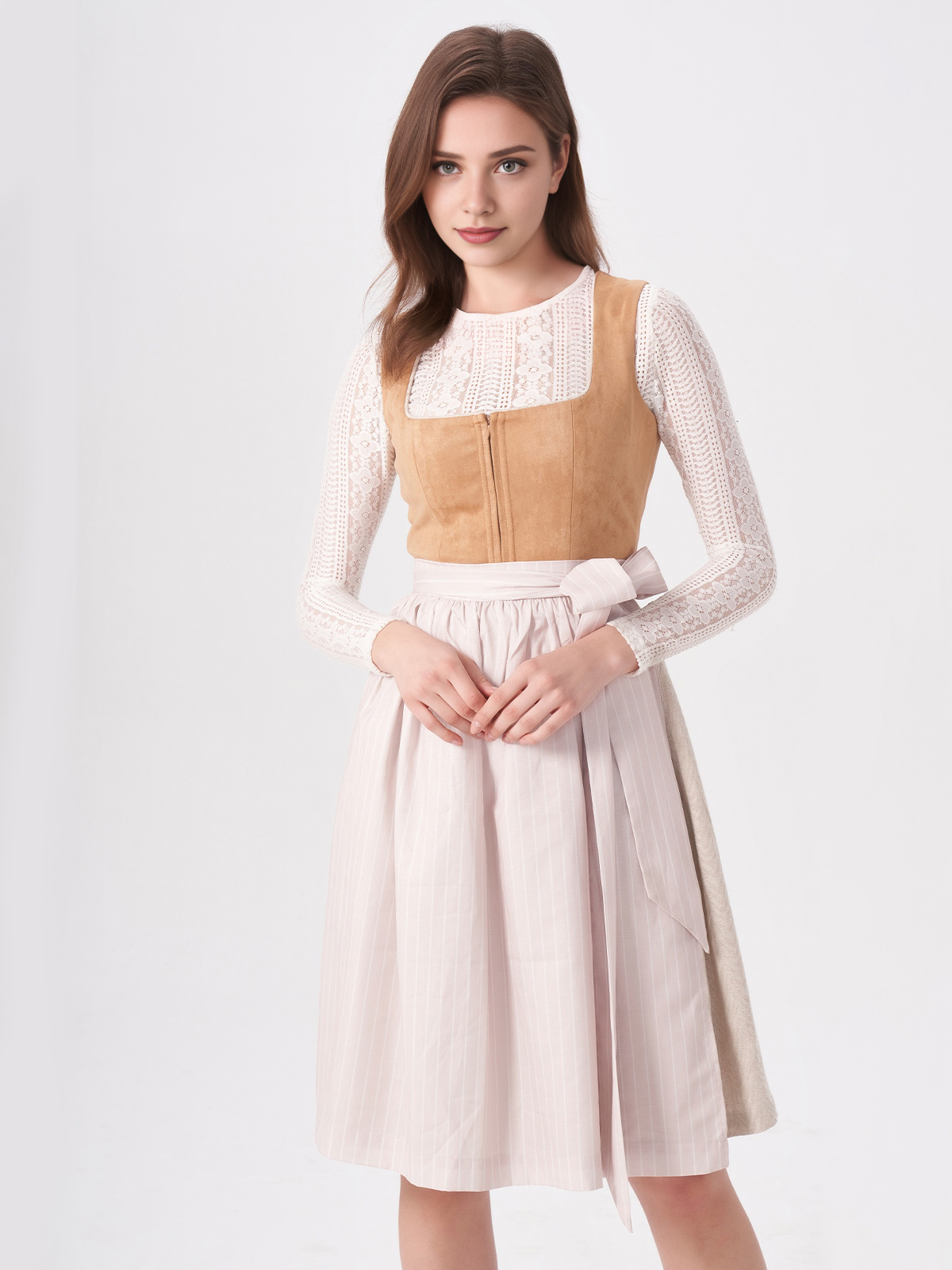 Modernes Dirndl mit Herzausschnitt
