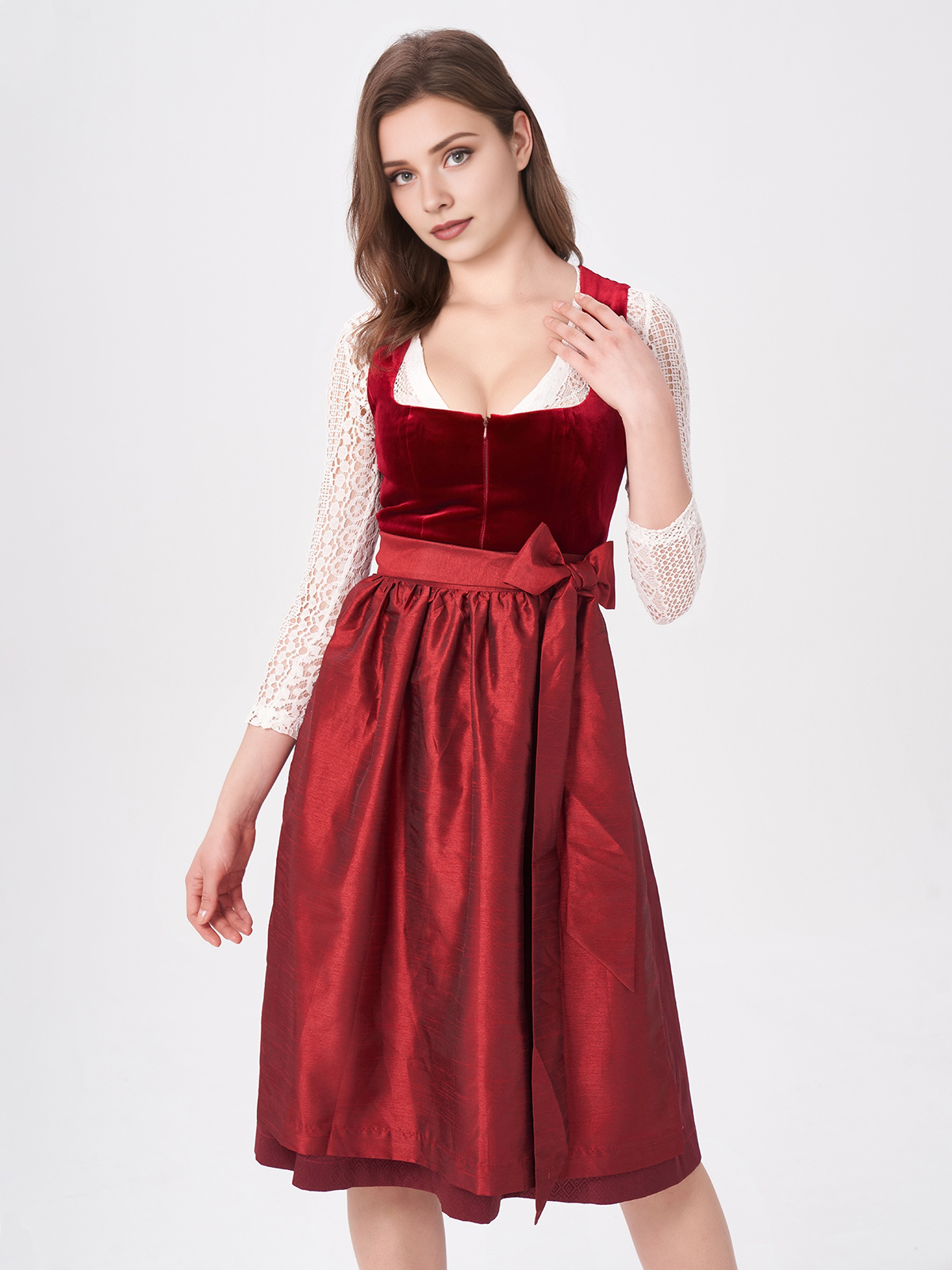 Rotes Dirndl mit traditioneller Schürze