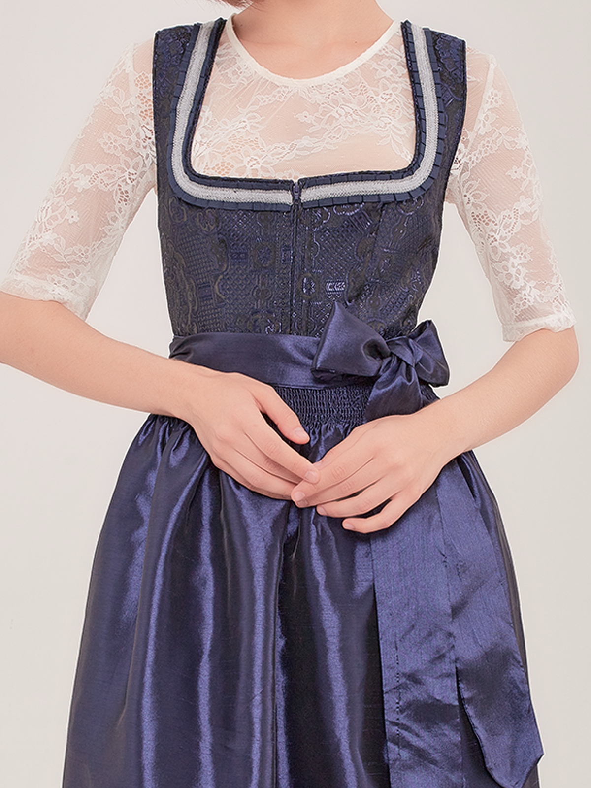 Modernes braunes Dirndl mit schlanker Silhouette