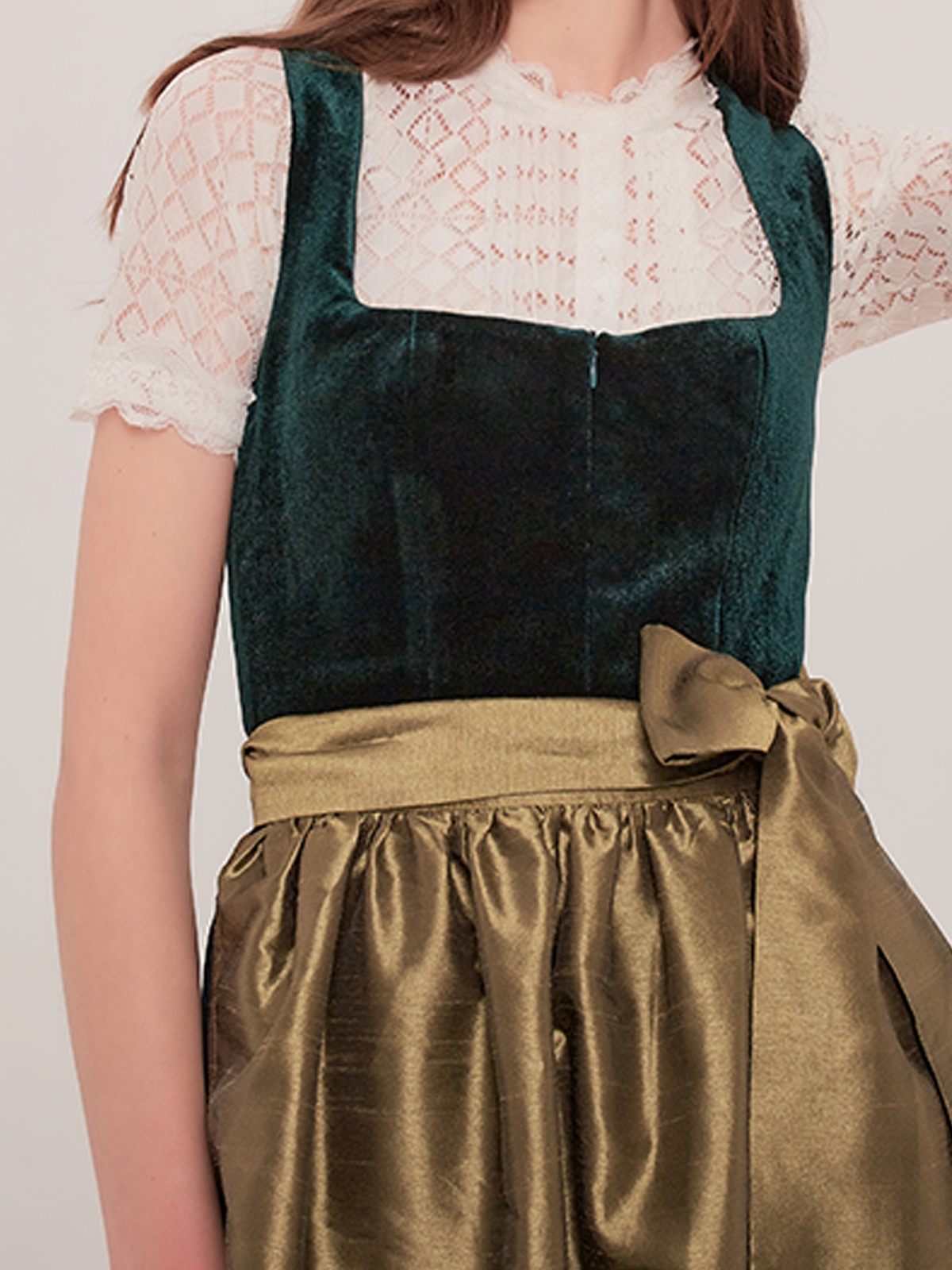 Dunkelblaues Dirndl mit grünen Akzenten