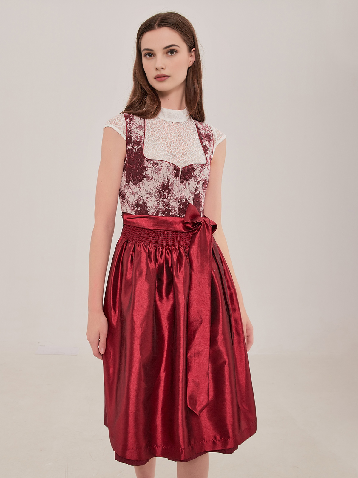 Modernes Dirndl in Rot mit aufwendigen Details