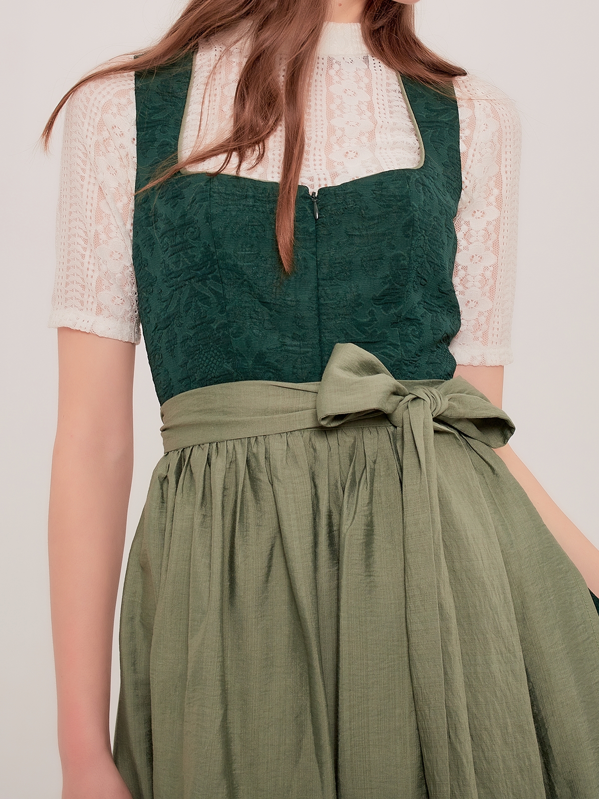 Pinkes Dirndl mit floralen Details