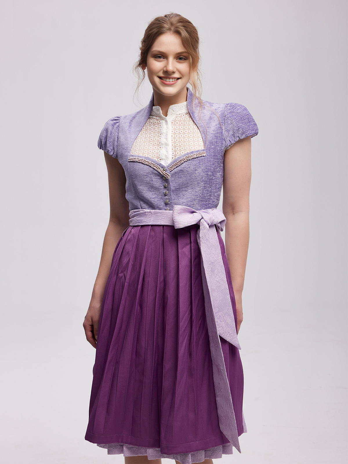 Ein traumhaftes rosa Dirndl mit floralen Details