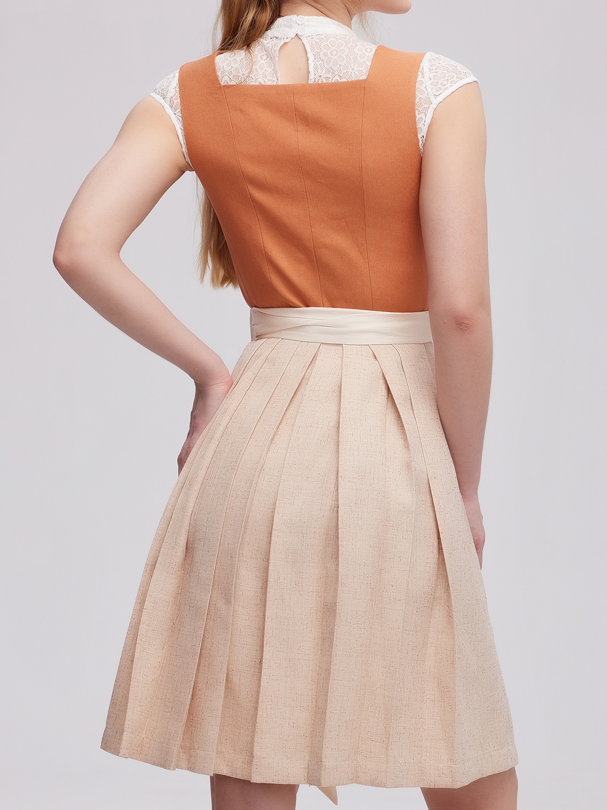 Dirndlbluse in Orange – perfekt für sommerliche Festivals