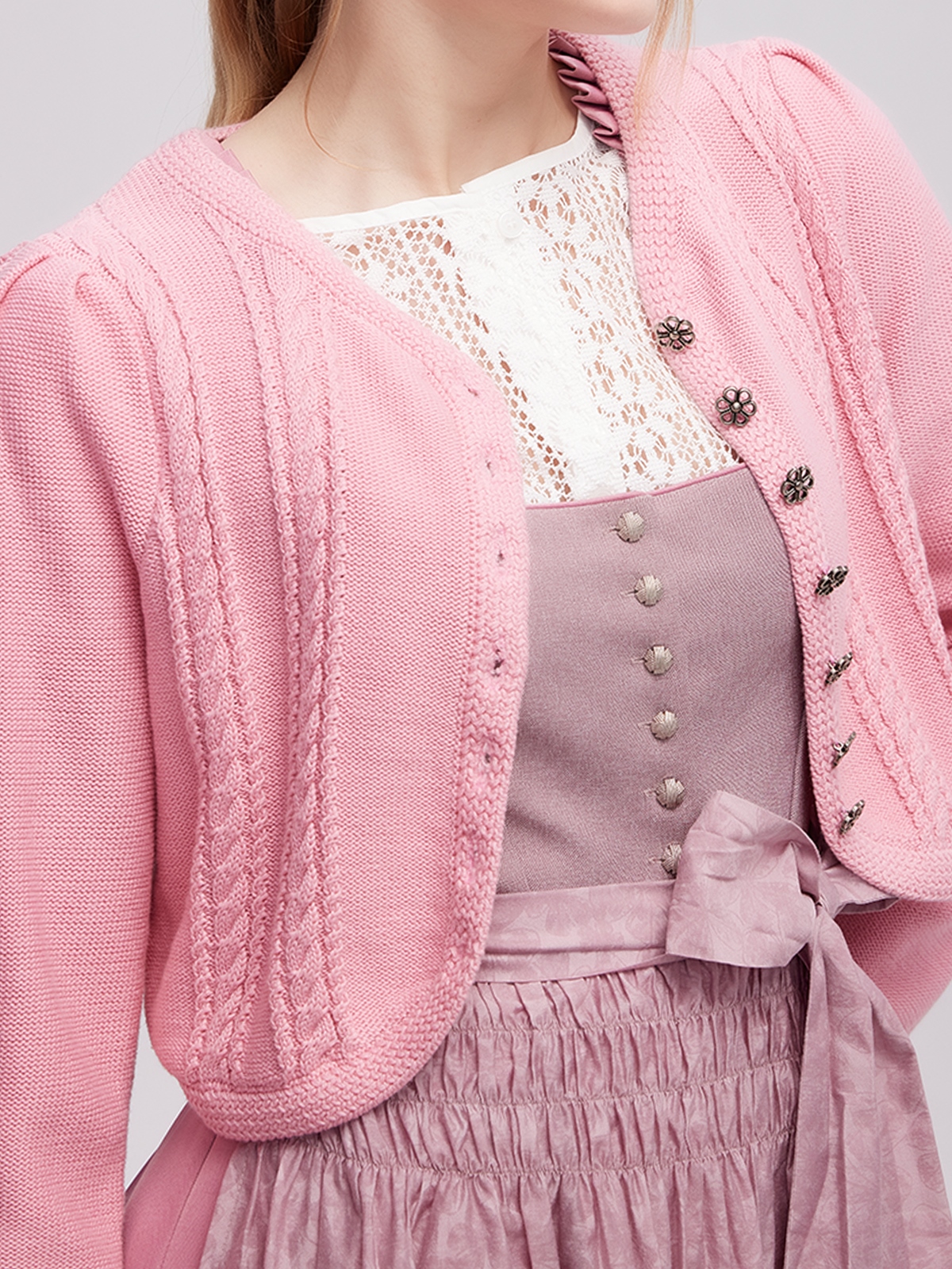 Ein dunkelblaues Samt-Dirndl mit raffinierten Details