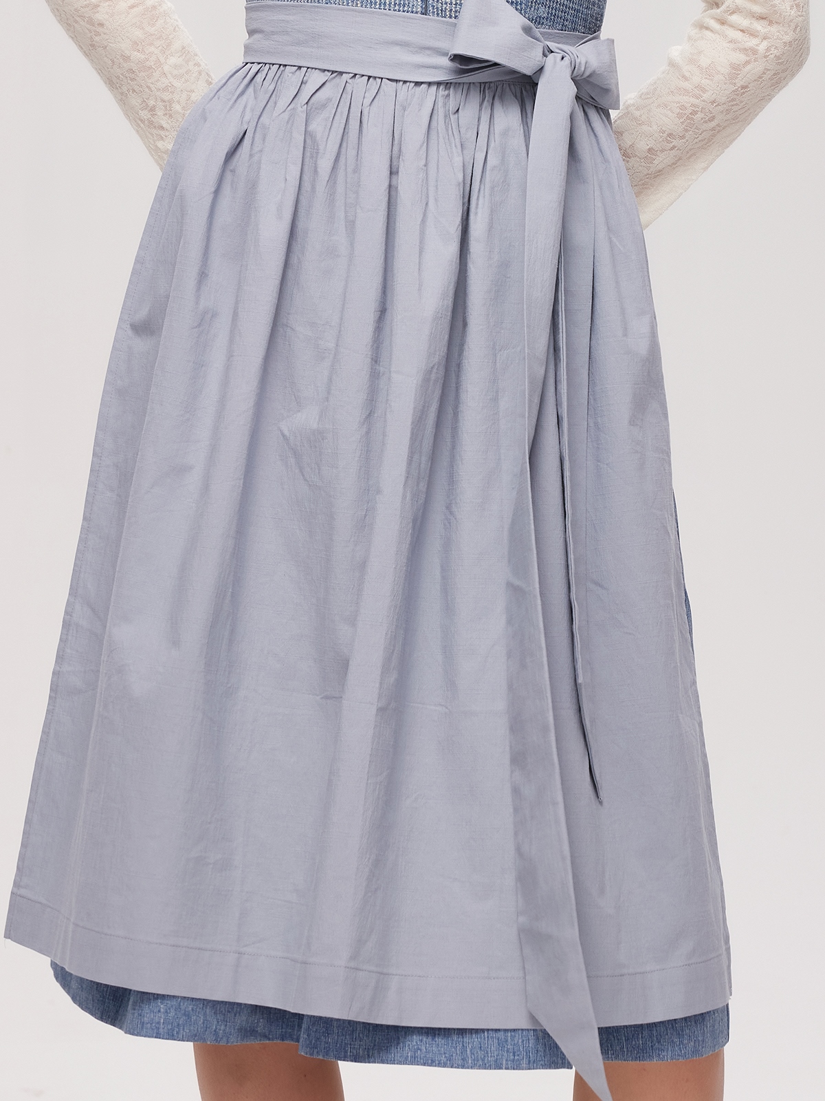 Braunes Dirndl mit blauer Schürze