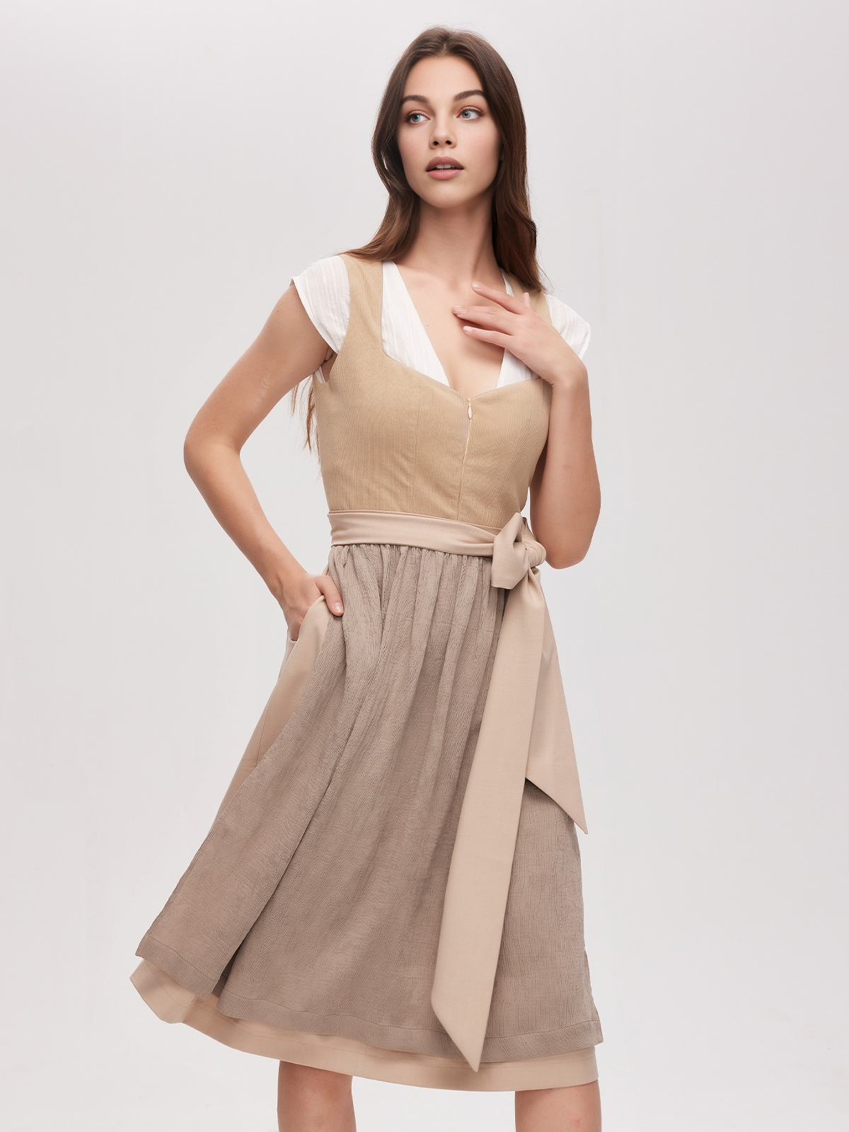 Dirndl mit elegantem Ausschnitt
