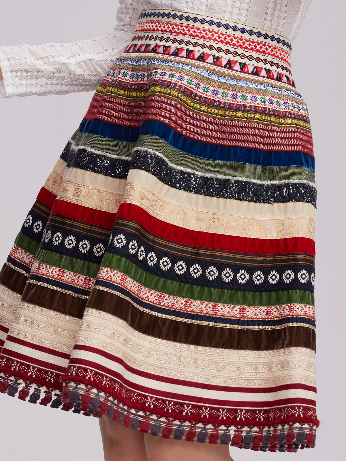 Modernes Dirndl mit Arm in Rot
