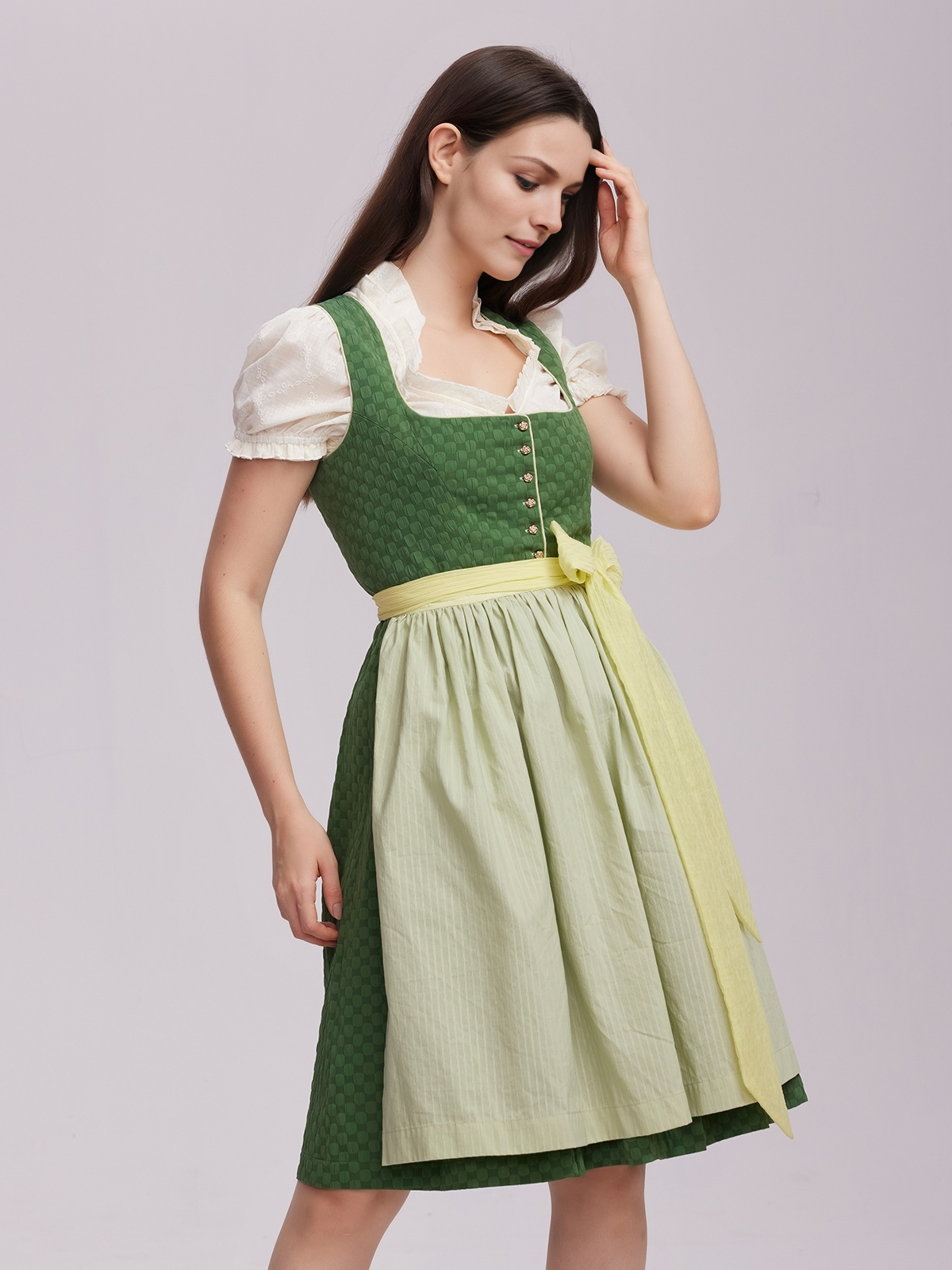 Stylisches dunkelgrünes Samt-Dirndl mit modernen Accessoires