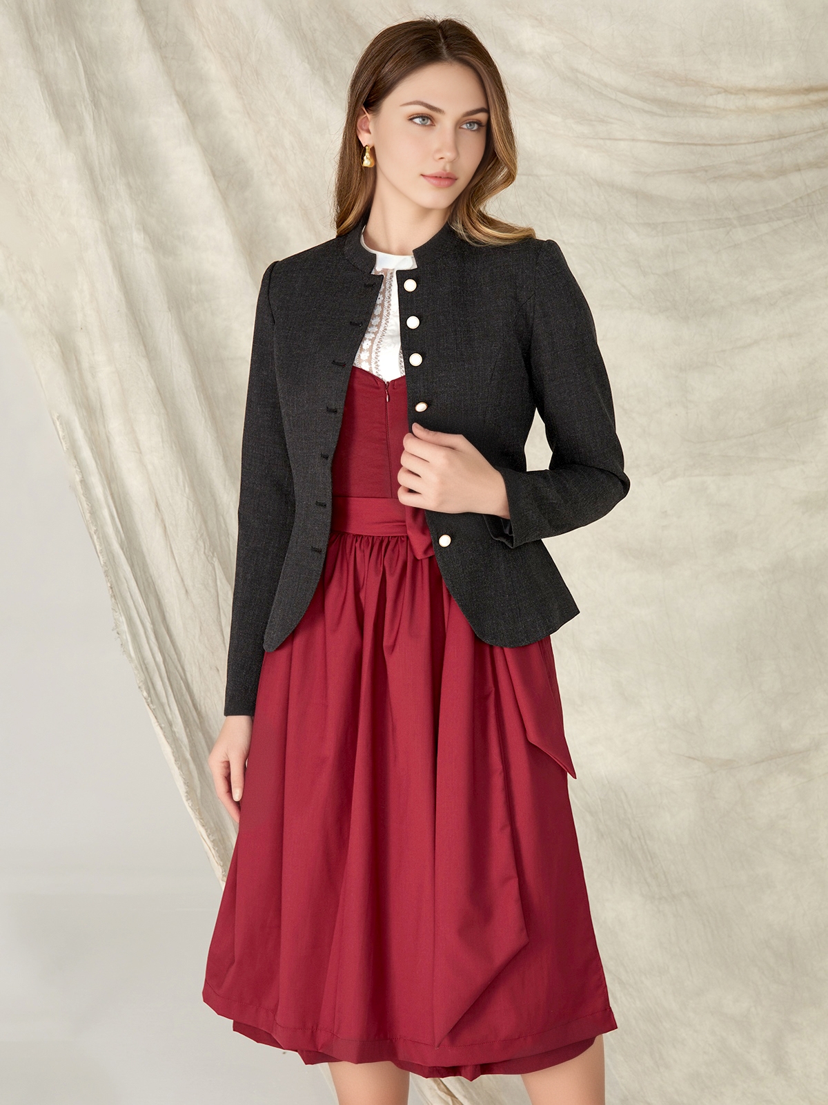 Dirndl Grün Rot mit traditioneller Stickerei