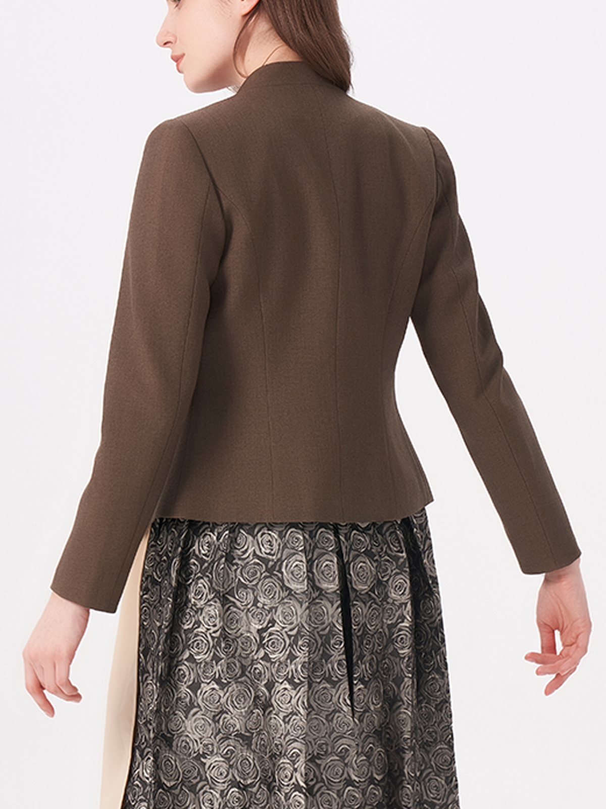 Dirndl mit brauner Jacke – perfekt für Herbst und Winter