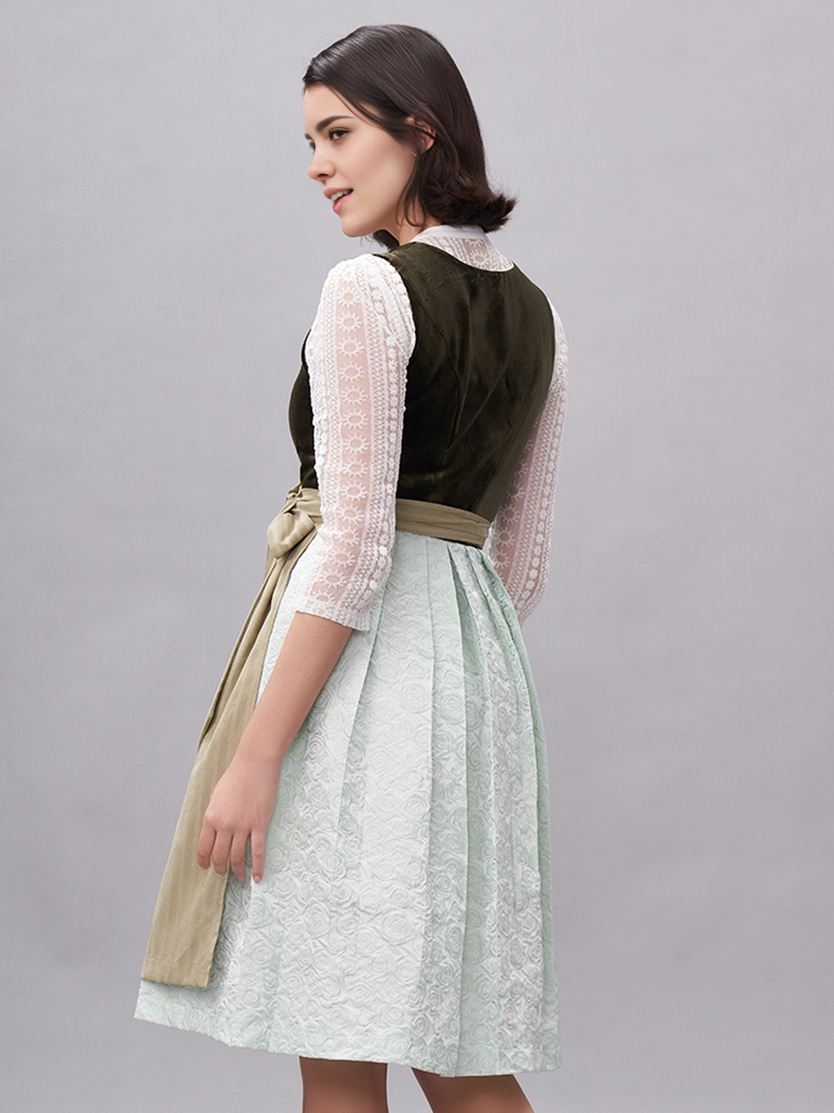 Schwarzes Dirndl mit grüner Schürze