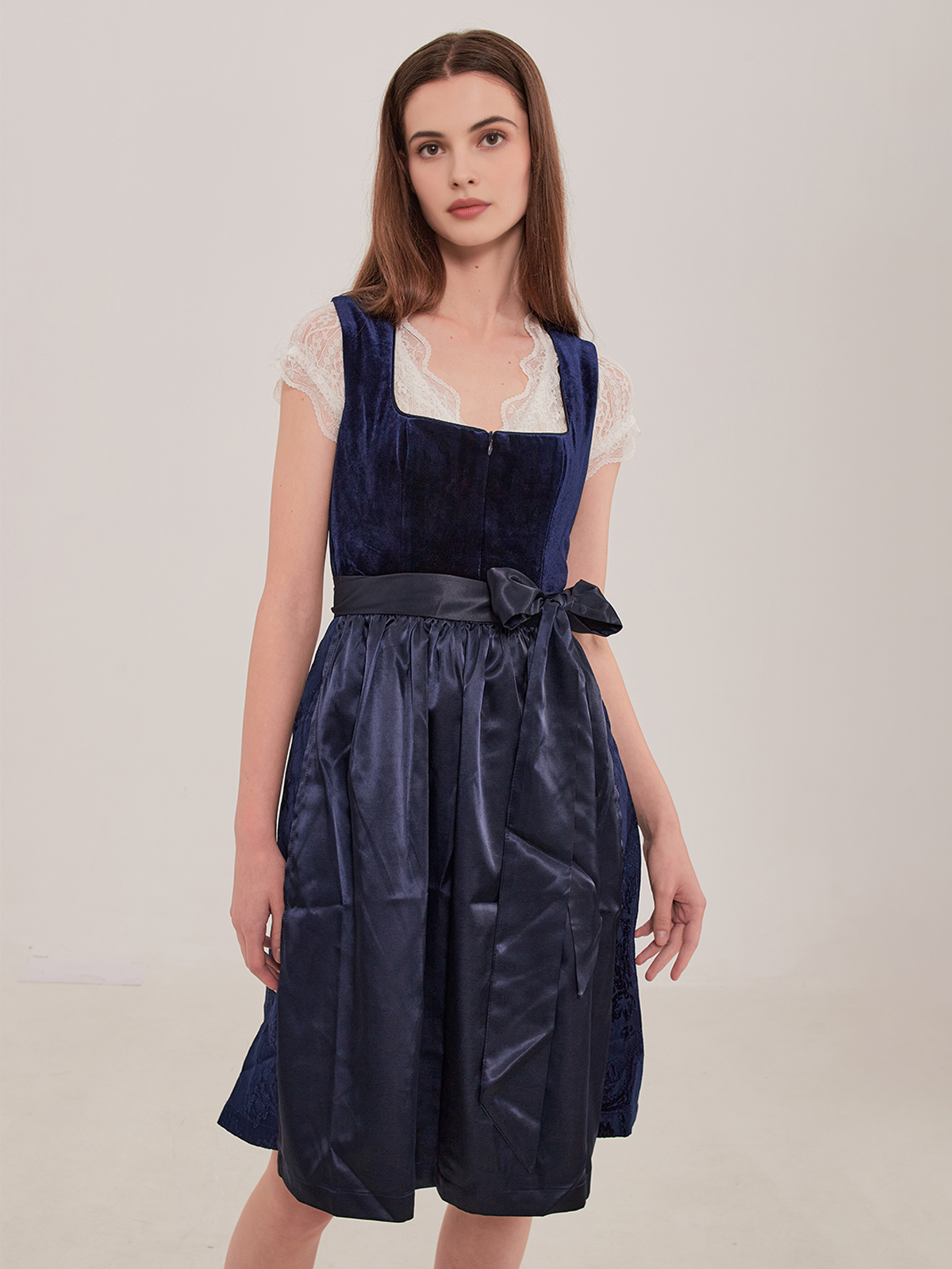 Dirndl in Blau – perfekte 70cm-Länge