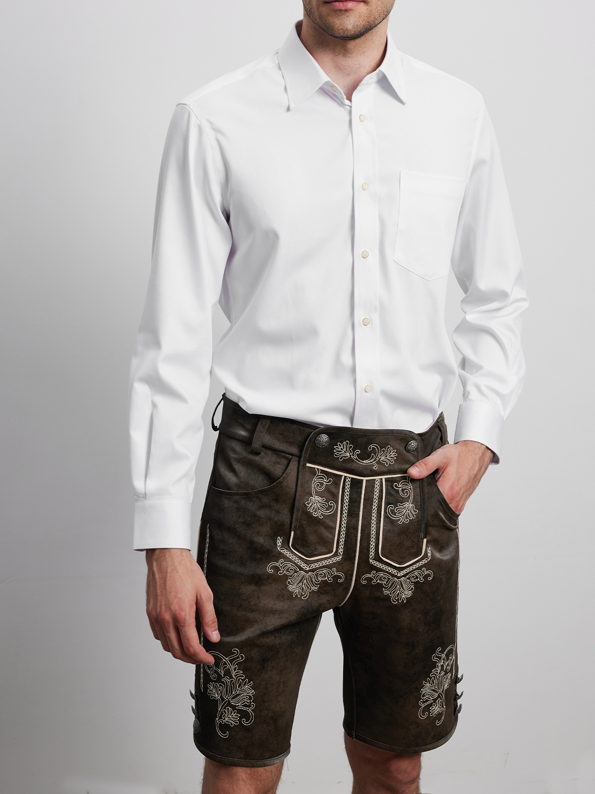 Schwarzes Dirndl mit Lederschürze