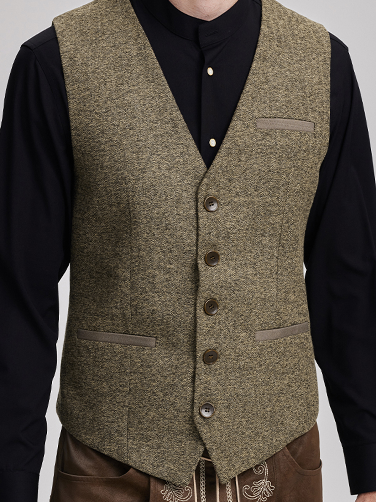 Traditionelles Diendl in Gelb