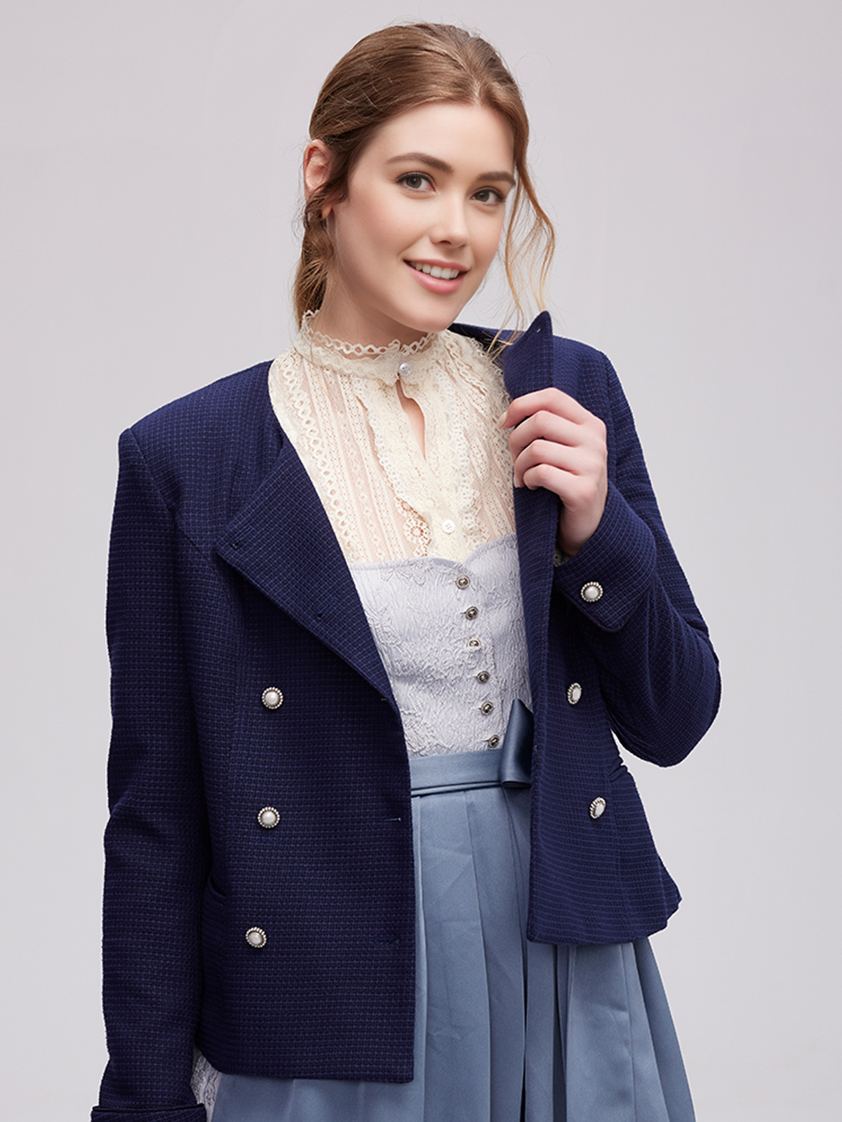 Blau-braunes Dirndl mit modernem Schnitt