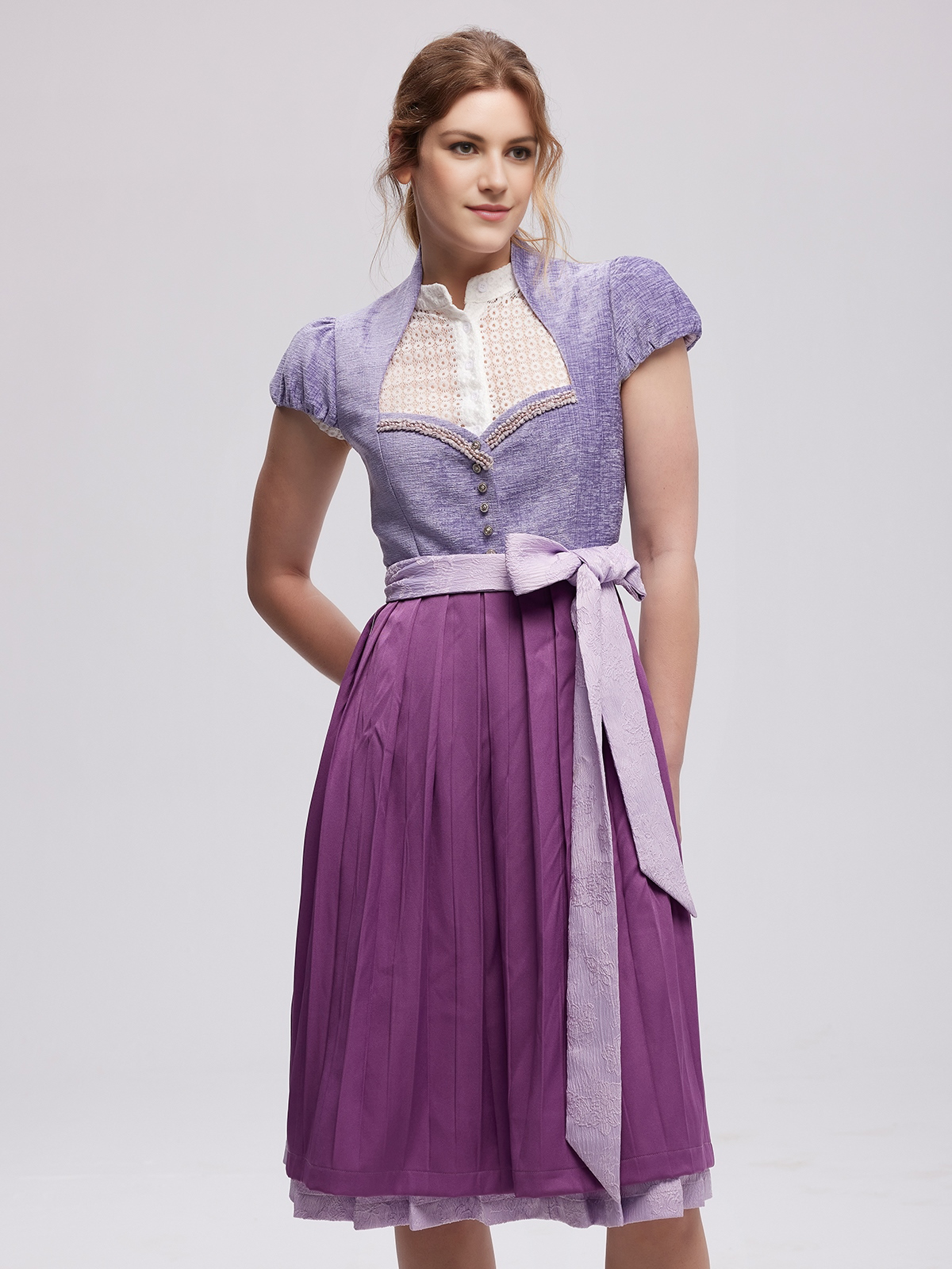 Schwarze Spitzen Dirndlbluse in lila Kombination