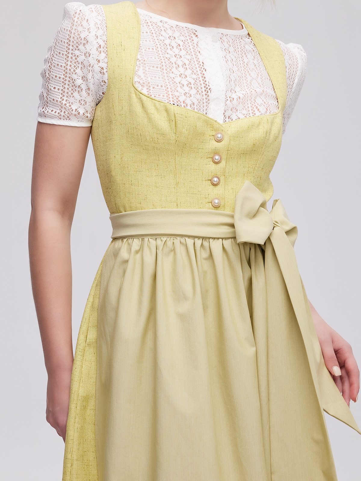 Dirndl Flieder in Gelb – ein Blickfang für jede Frau