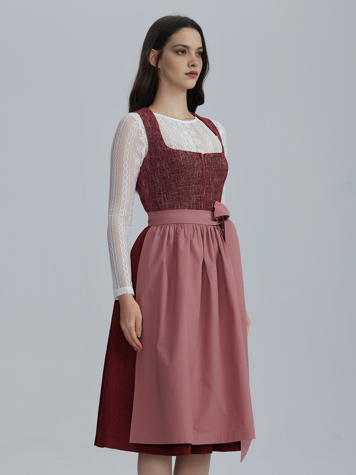 Dirndl in Rot – ein farbenfroher Kontrast zum Hellblau