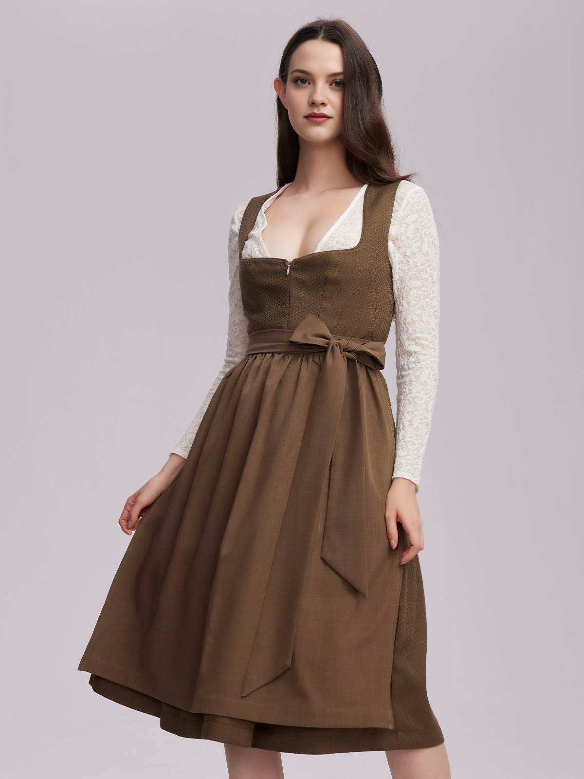 Ein modernes grünes Dirndl mit floralen Details