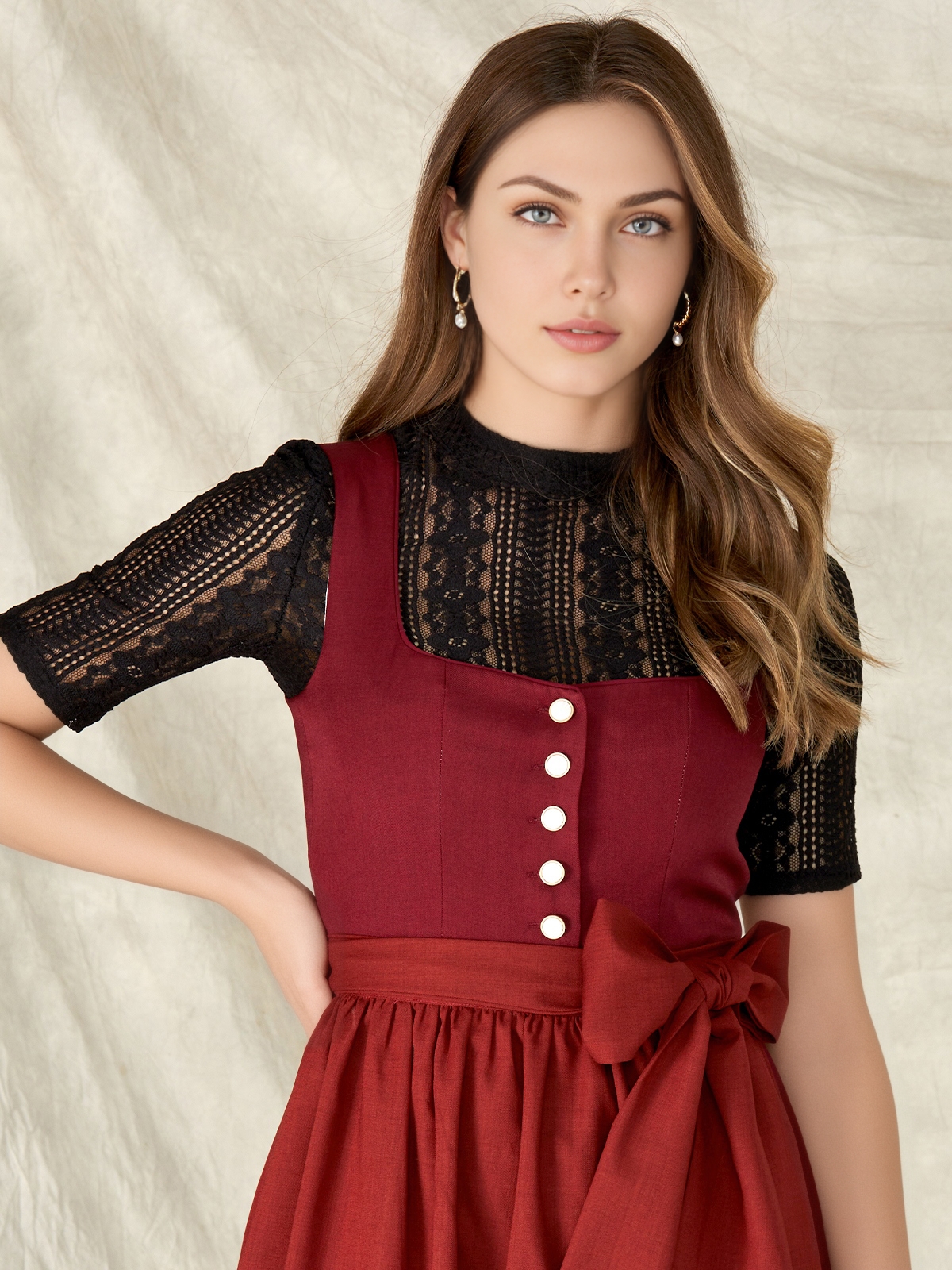 Elegantes rotes Dirndl mit Hakenverschluss