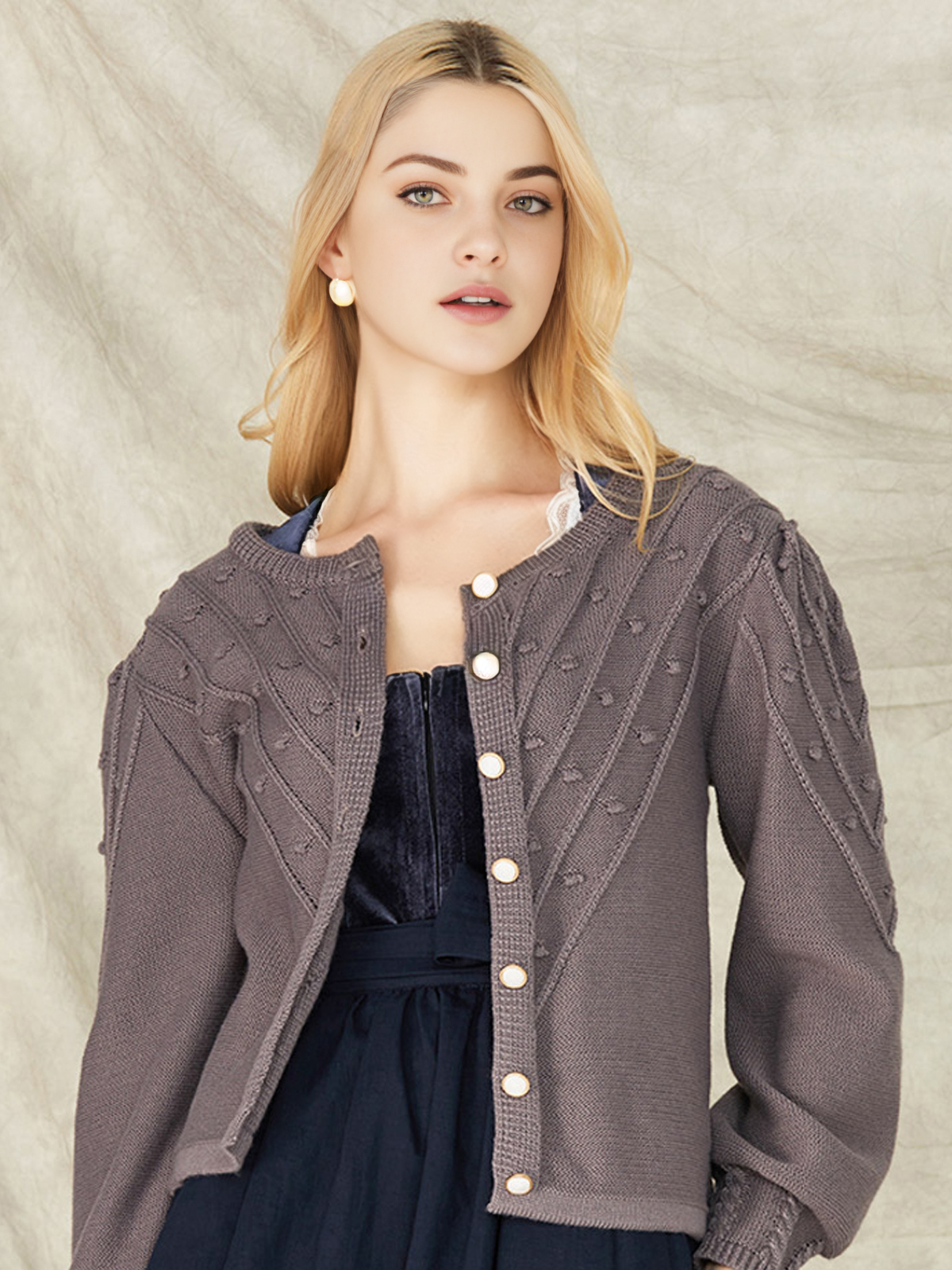 Dirndl in Grau mit hochwertiger Verarbeitung