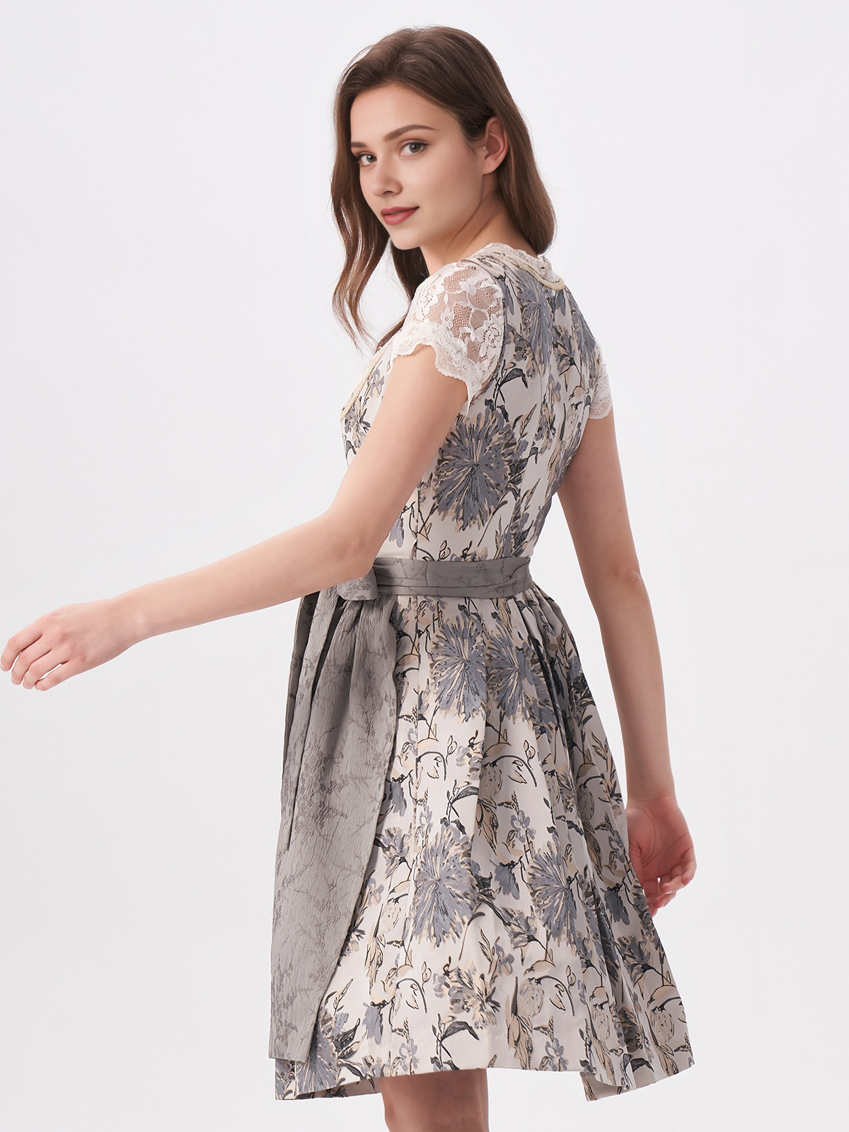 Ein elegantes Dirndl Waldgrün in Aktion