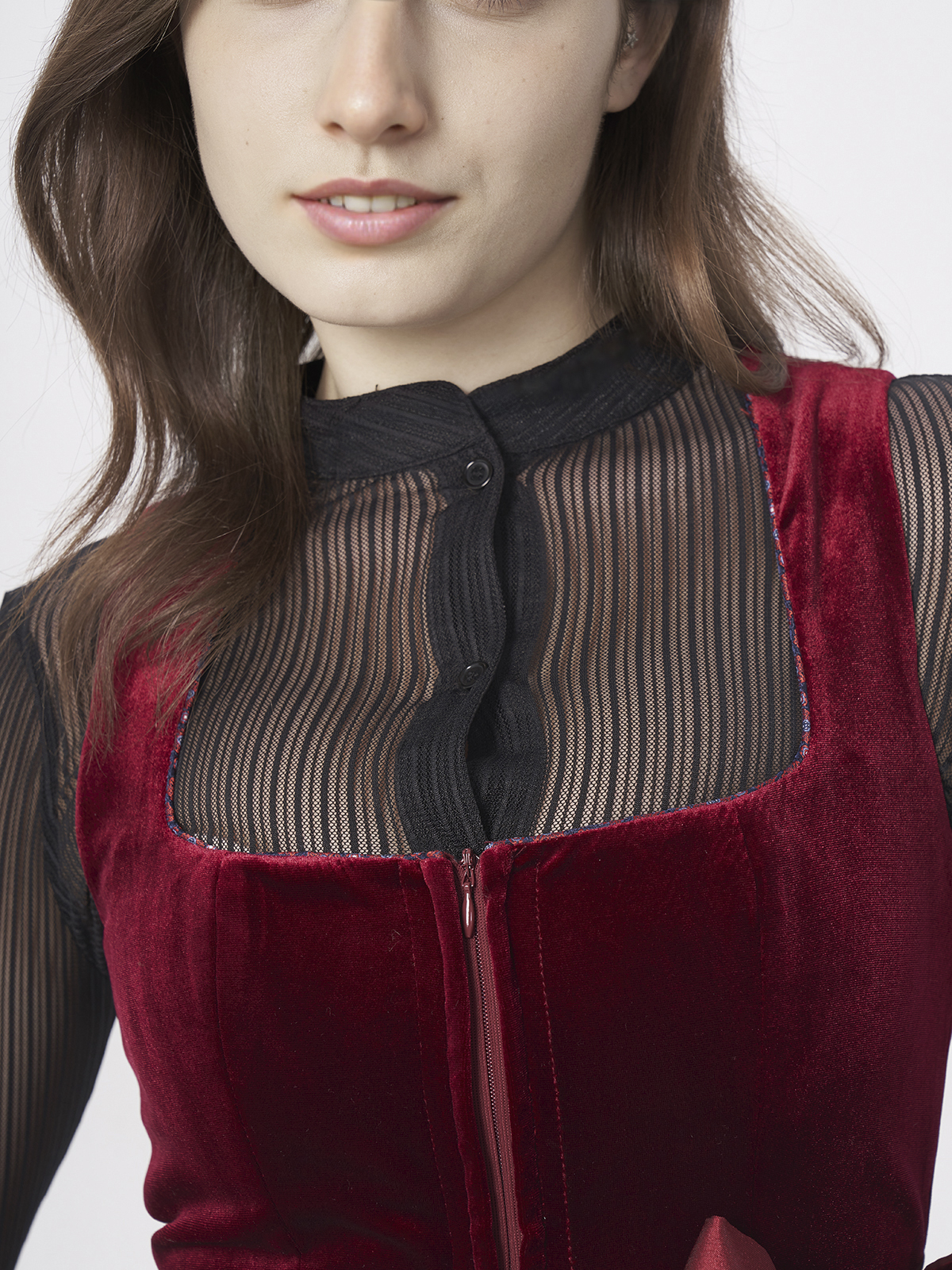 Blaues Samt Dirndl mit floralen Details