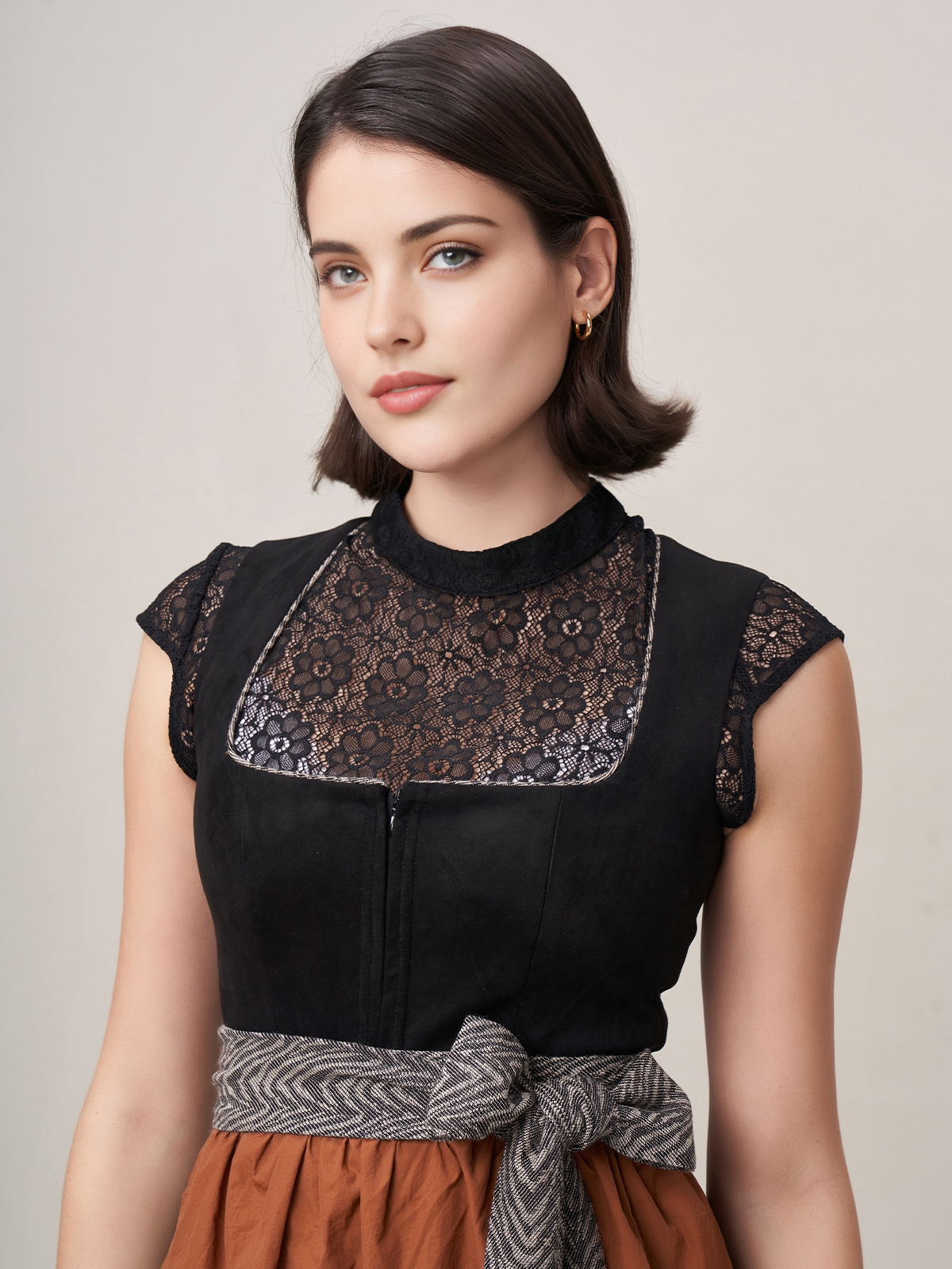 Ehreer Dirndl in Schwarz – zeitlose Eleganz