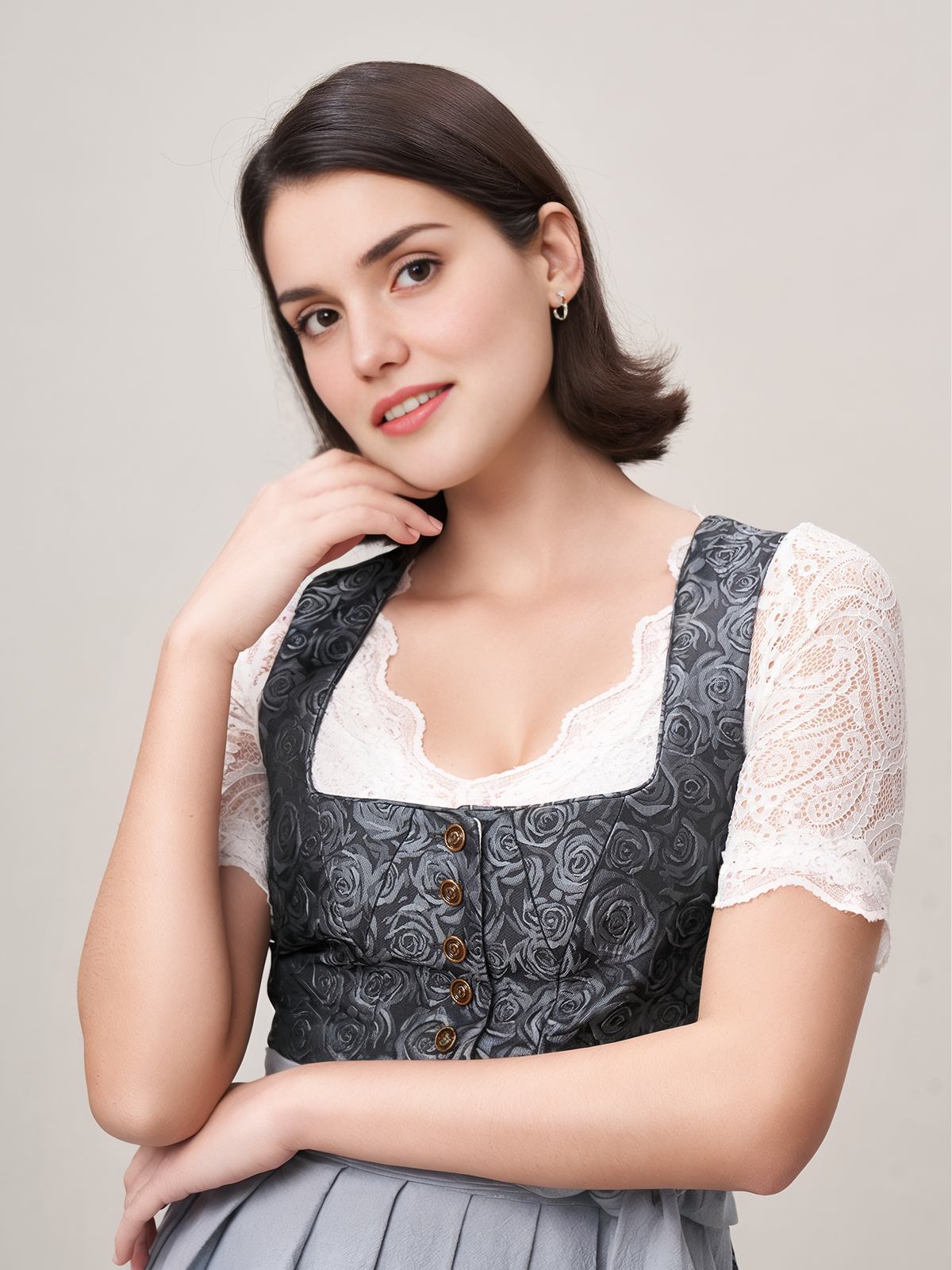 Langes schwarzes Dirndl mit modernem Schnitt