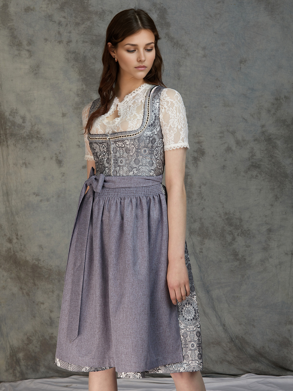 Dirndl in Grau mit orangefarbener Schürze