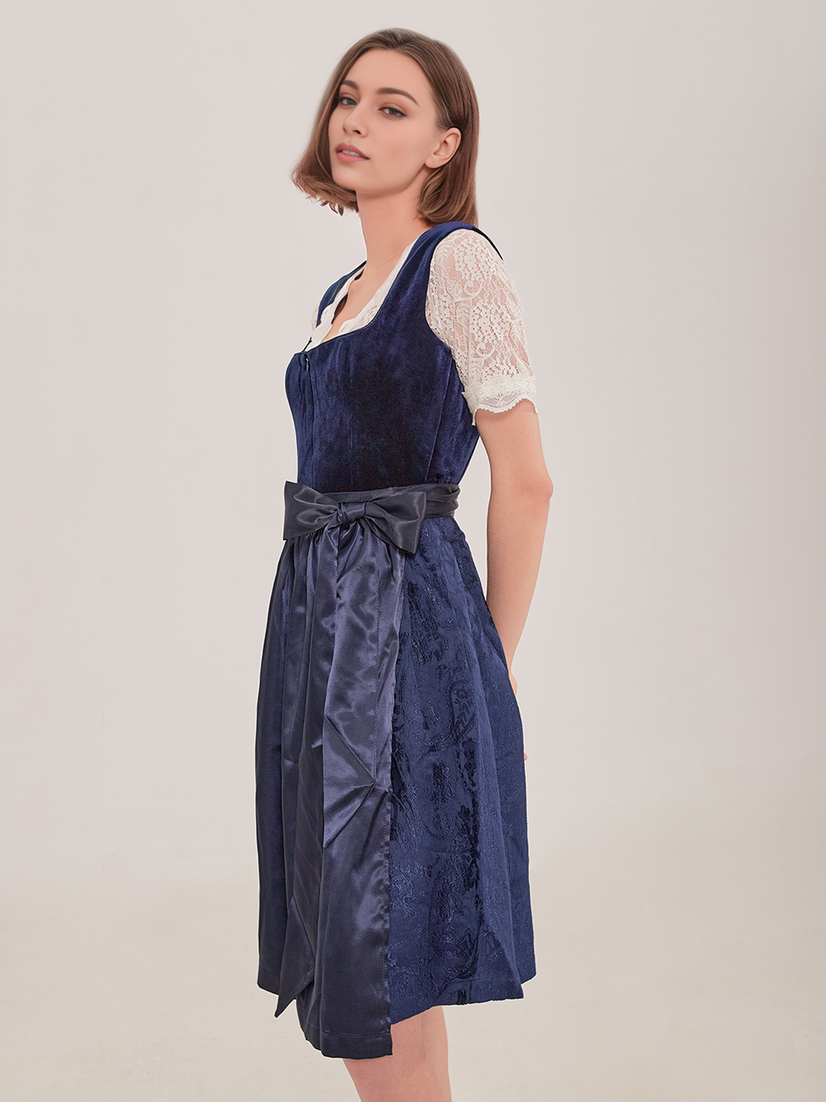 Modernes weiß-rotes Dirndl mit urbanem Flair