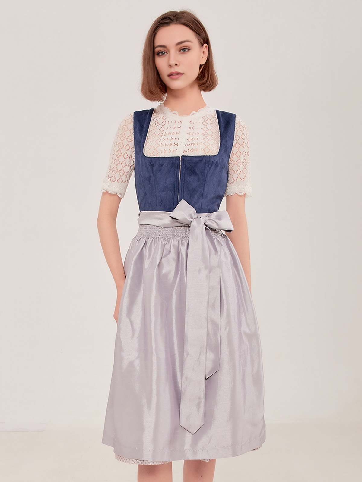 Modernes blaues Dirndl mit raffinierten Details
