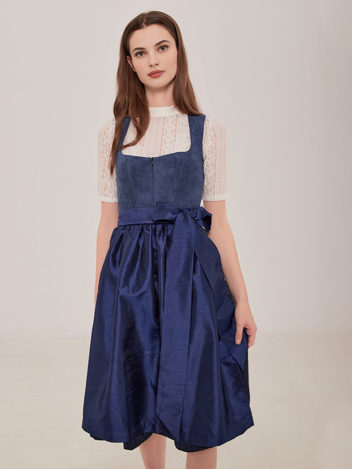 70 cm Dirndl in Blau – stilvoll und charmant