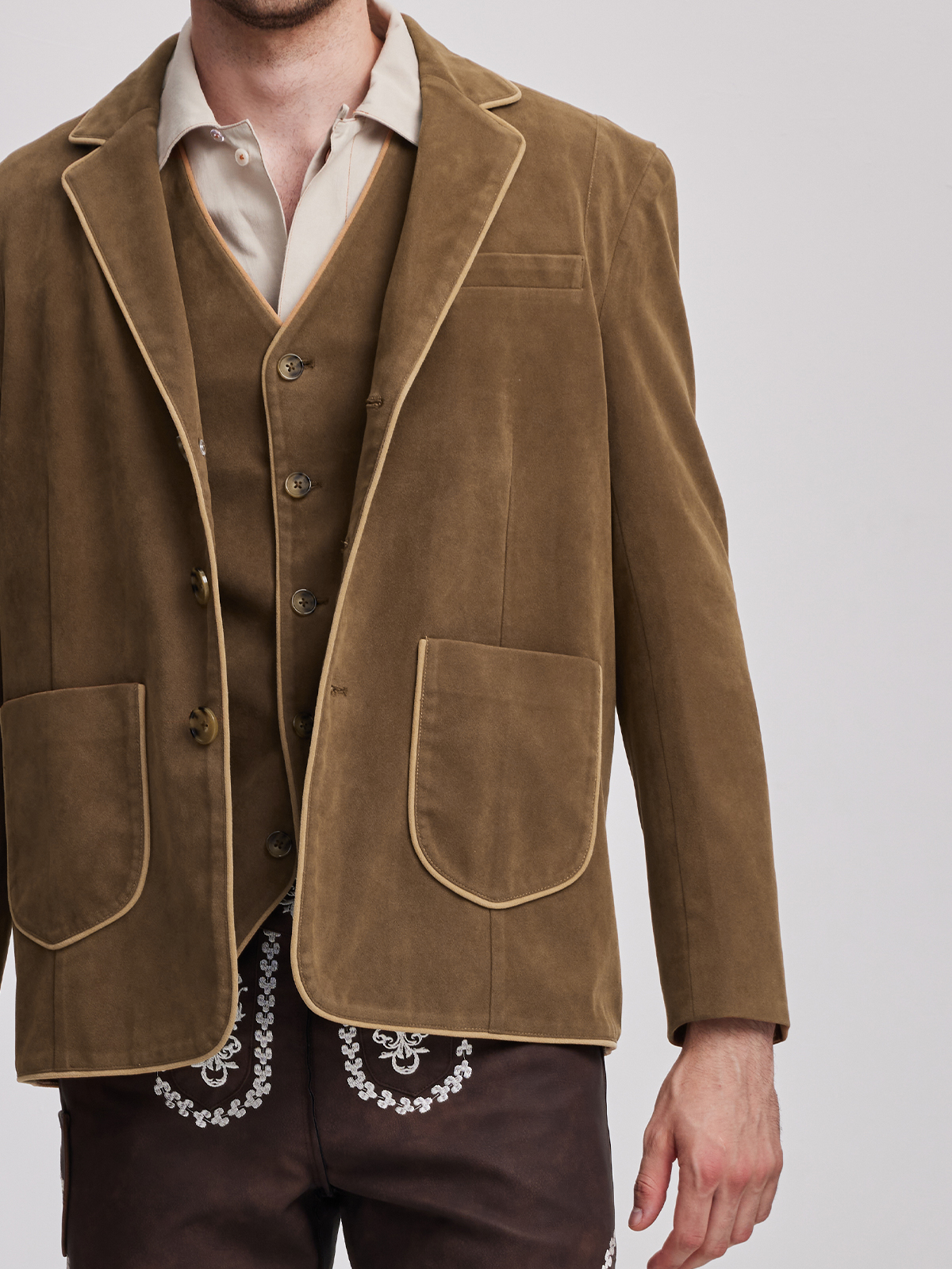 Modernes Dirndl in Gelb mit stilvollem Oberteil