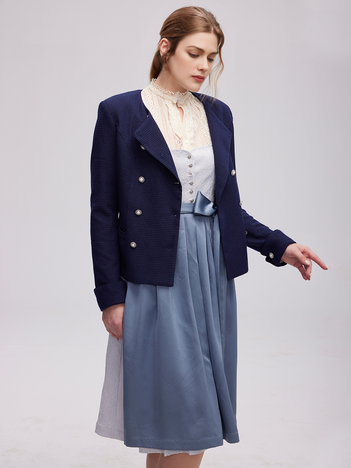 Dirndl mit blauer Jacke