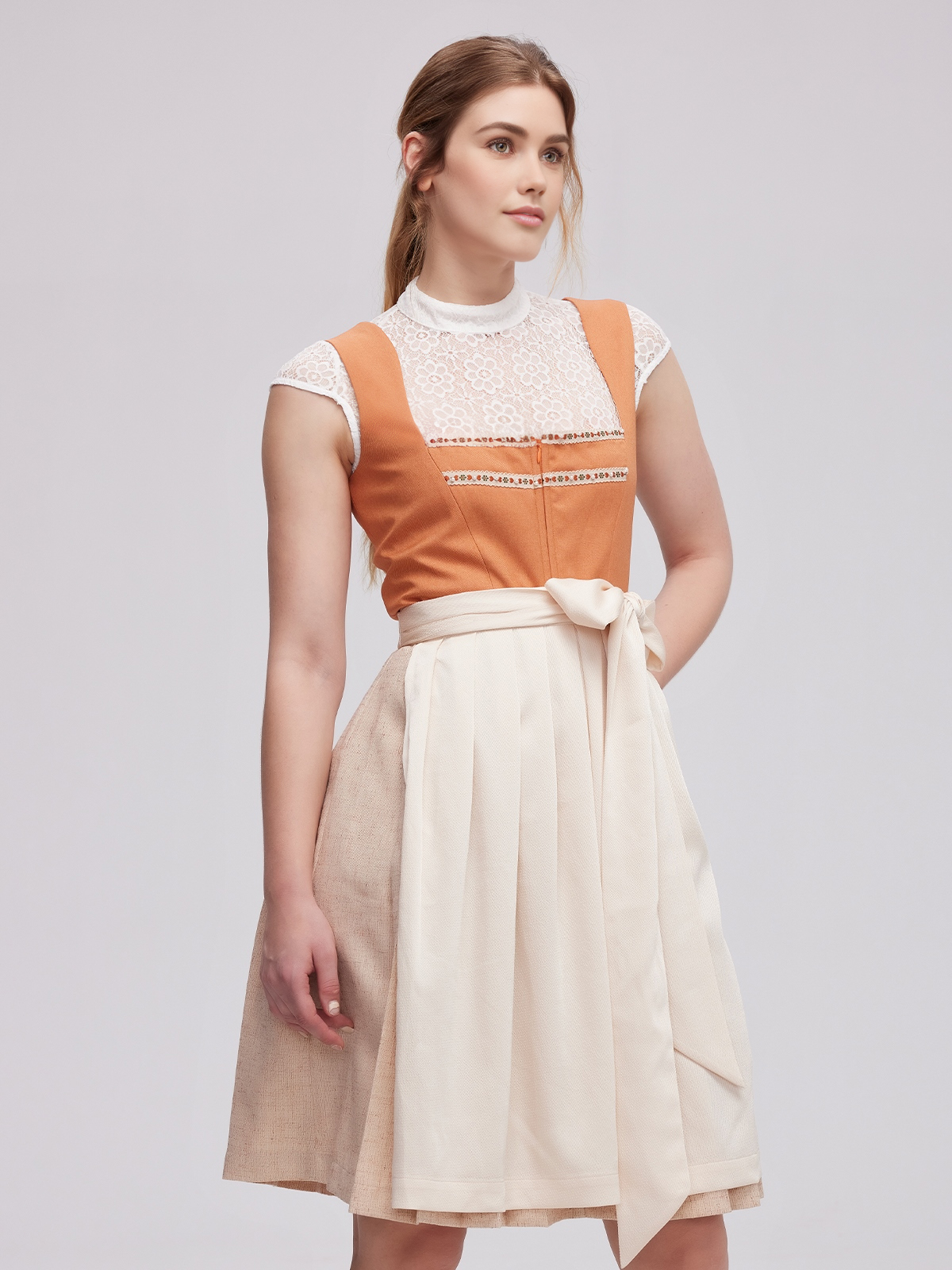 Modernes Dirndl in schwarz-beige