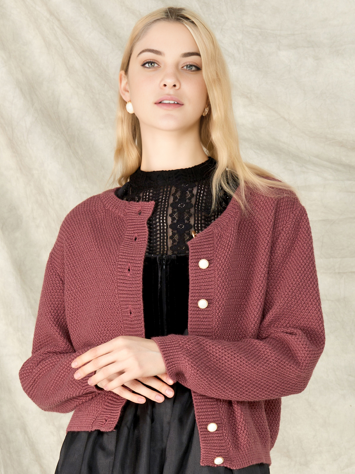 Modernes Dirndl in Lila mit floralen Details