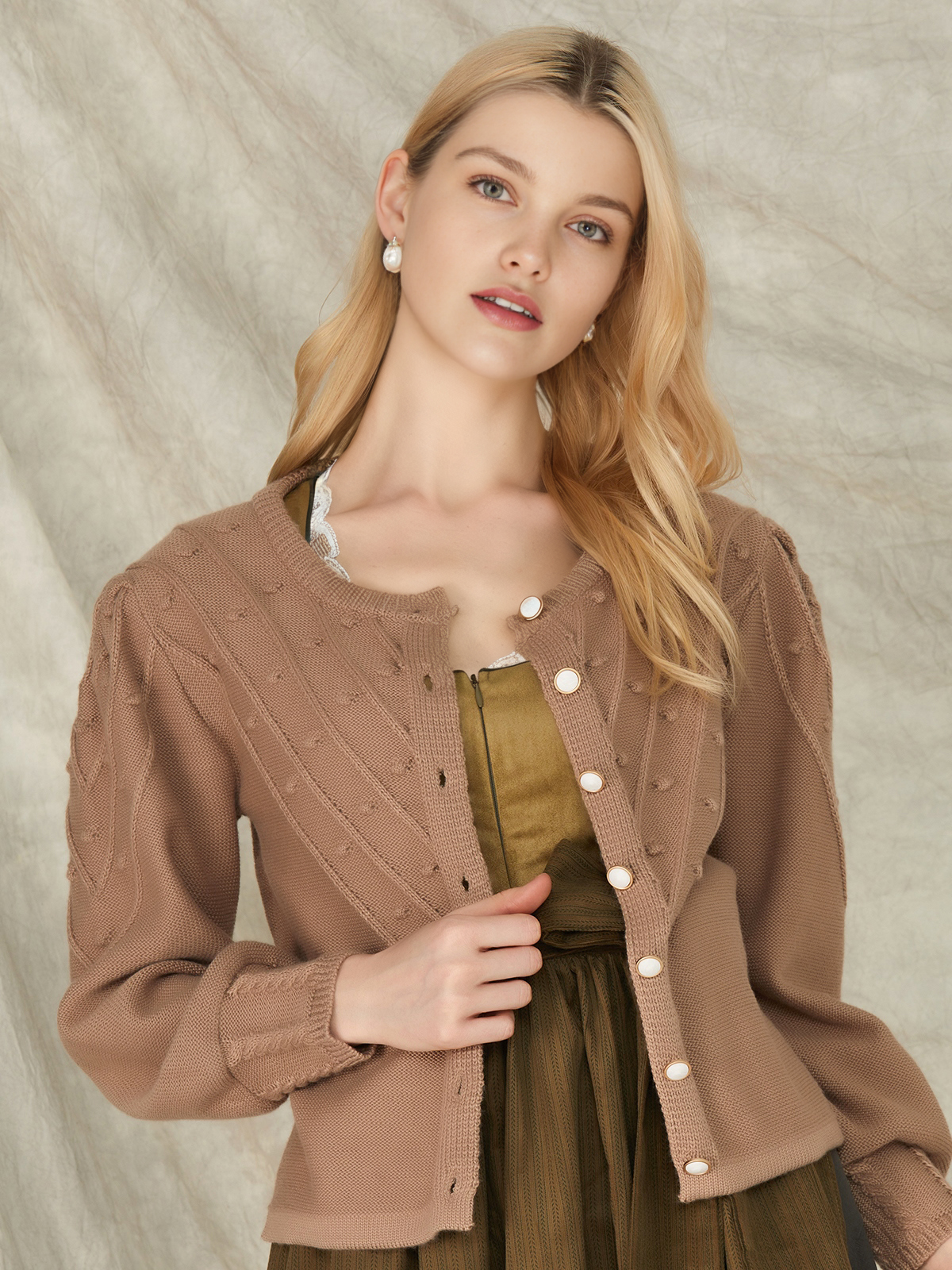 Modernes Dirndl in eleganter Braun-Tönung