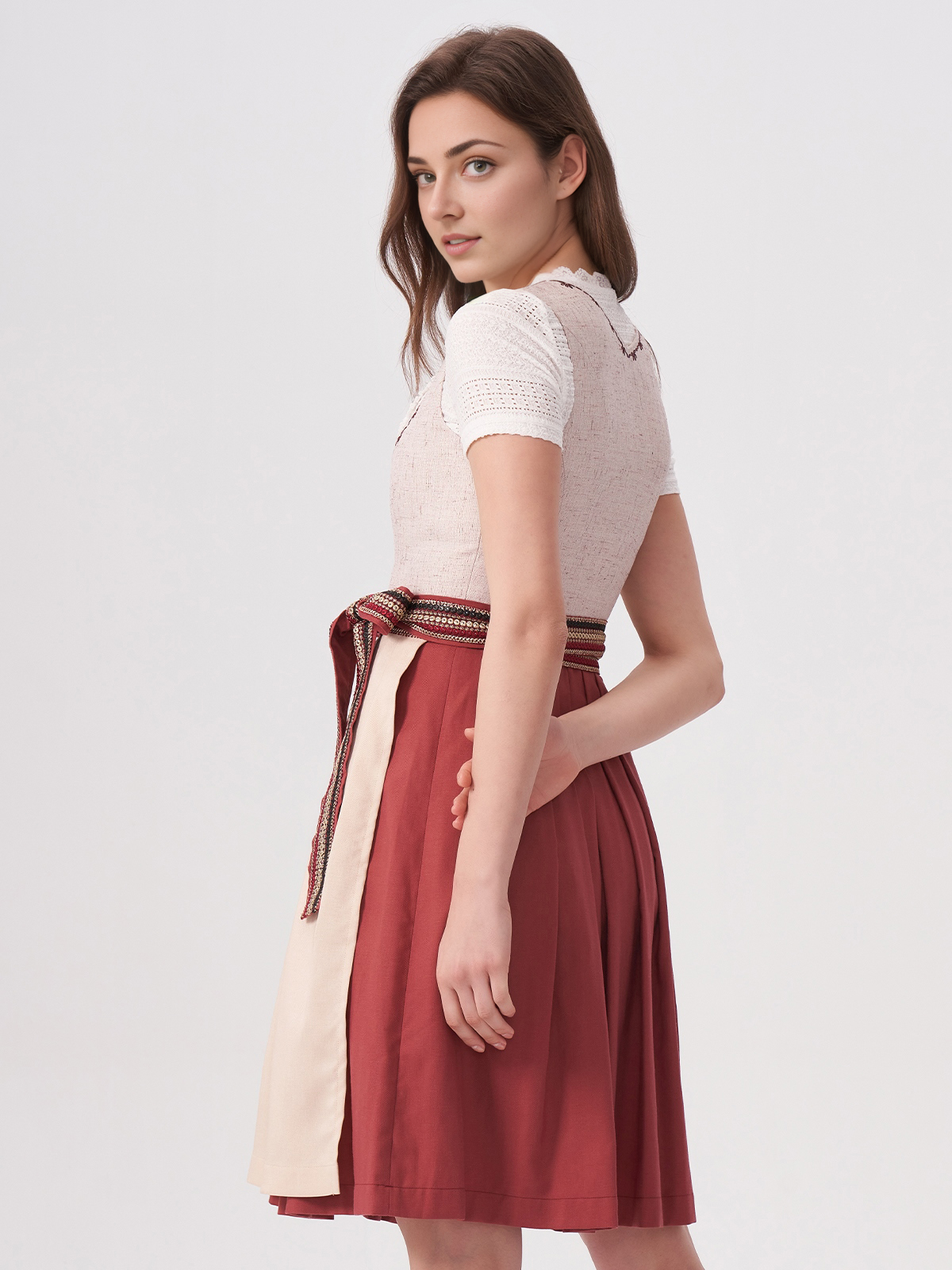 Modernes oranges Dirndl mit schlankem Schnitt und femininen Details